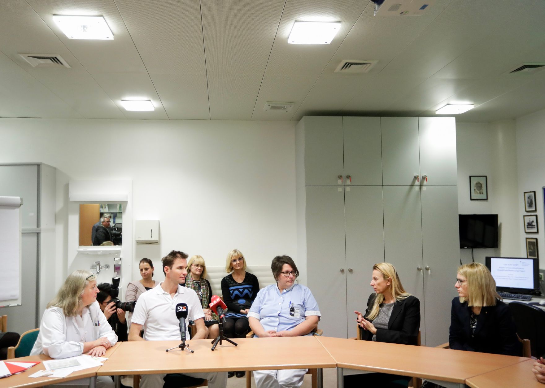 Am 30. November 2018 reiste Bundesministerin Juliane Bogner-Strauß (2.v.r.) nach Linz. Im Bild mit der oberösterreichischen Landesrätin Christine Haberlander (r.) beim Besuch des Gewaltopferbetreuungsteams im Kepler Universitätsklinikum.