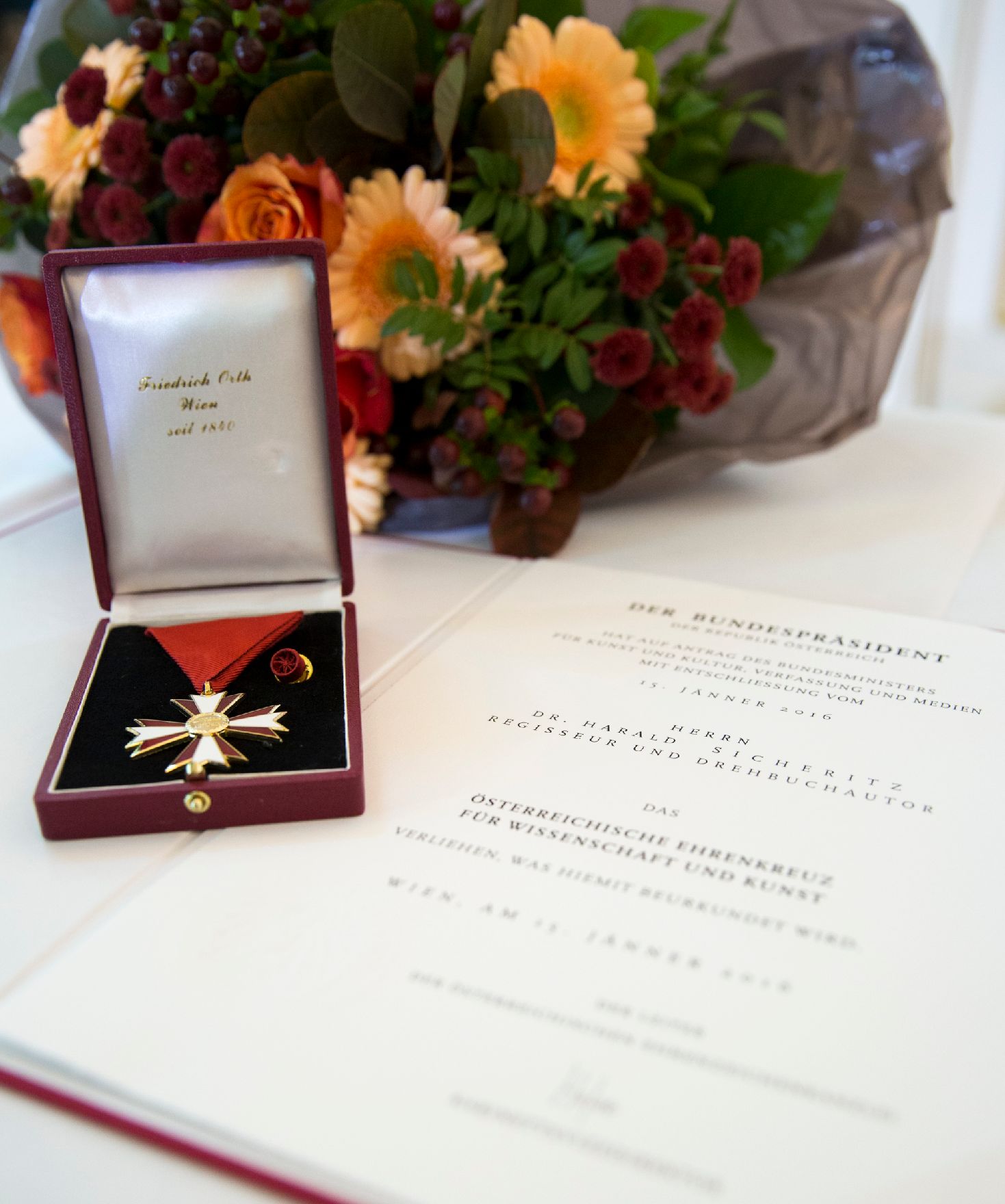 Am 14. Oktober 2016 überreichte Bundesminister Thomas Drozda das Österreichische Ehrenkreuz für Wissenschaft und Kunst an Harald Sicheritz.