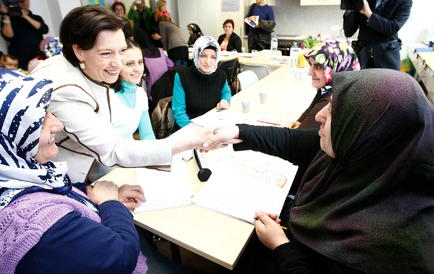 Am 19. März 2010 startete die Bundesministerin für Frauenangelegenheiten und Öffentlichen Dienst, Gabriele Heinisch-Hosek im Rahmen eines Bundesländertags in Salzburg, die Dialogtour für ein besseres Zusammenleben zwischen ÖsterreicherInnen und MigrantInnen.