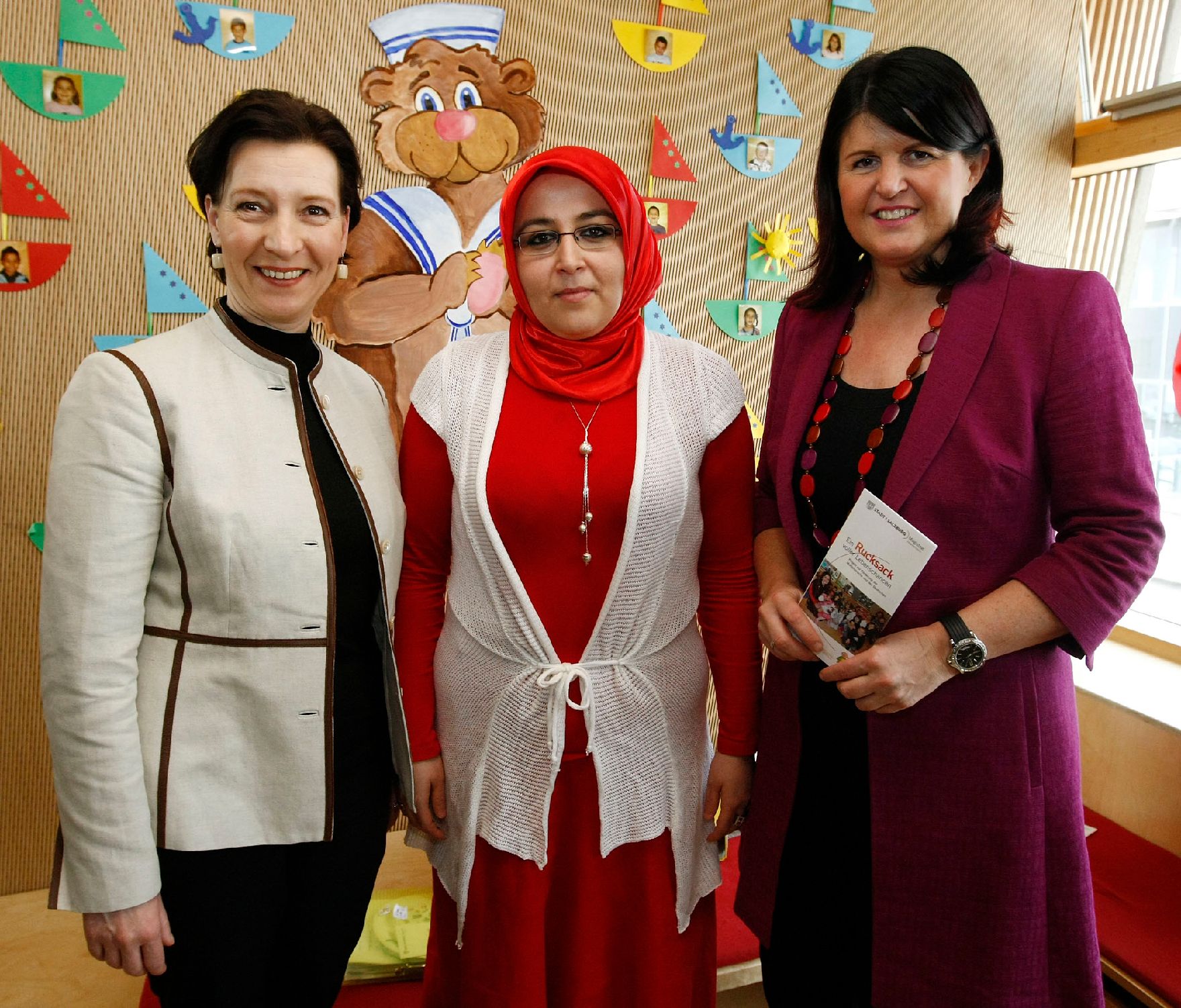 Am 19. März 2010 startete die Bundesministerin für Frauenangelegenheiten und Öffentlichen Dienst, Gabriele Heinisch-Hosek im Rahmen eines Bundesländertags in Salzburg, die Dialogtour für ein besseres Zusammenleben zwischen ÖsterreicherInnen und MigrantInnen. Rechts im Bild Salzburgs Landeshauptfrau Gabi Burgstaller.