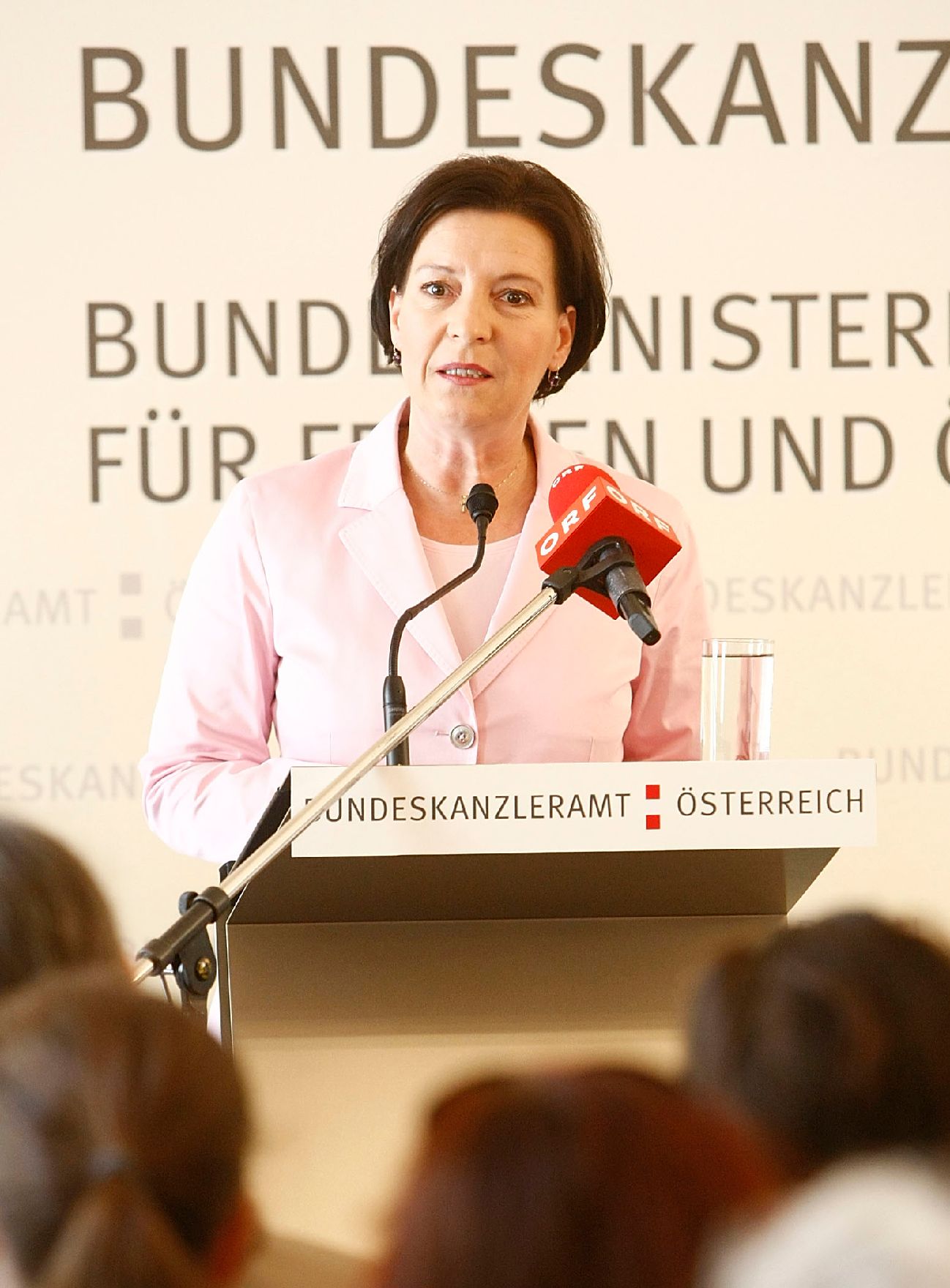 Am 30. Juni 2010 fand im Büro von Frauenministerin Gabriele Heinisch-Hosek (im Bild) die Präsentation des ExpertInnenpapiers zur Gleichstellung am Arbeitsmarkt statt.