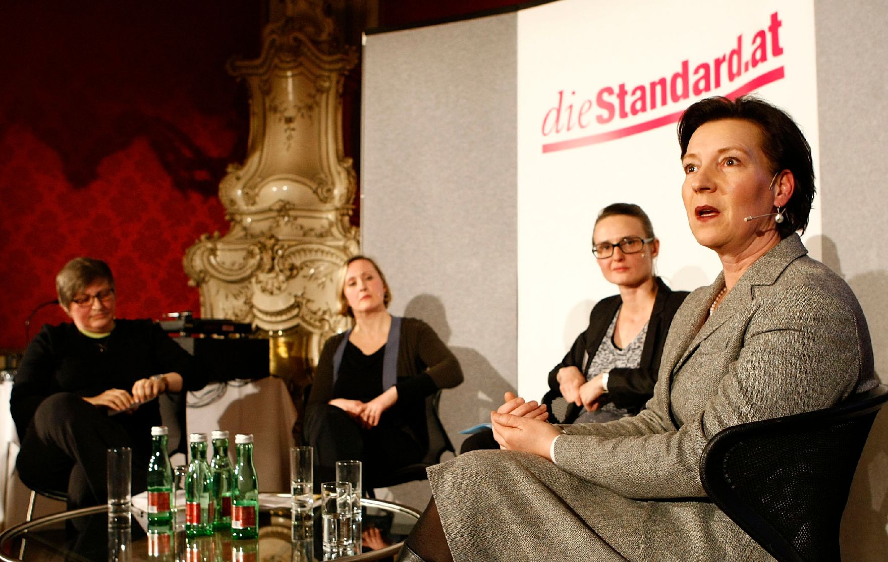 Frauenministerin Gabriele Heinisch-Hosek, DiskutantInnen der Podiumsdiskussion und BesucherInnen der Veranstaltung 10 Jahre "diestandard.at".