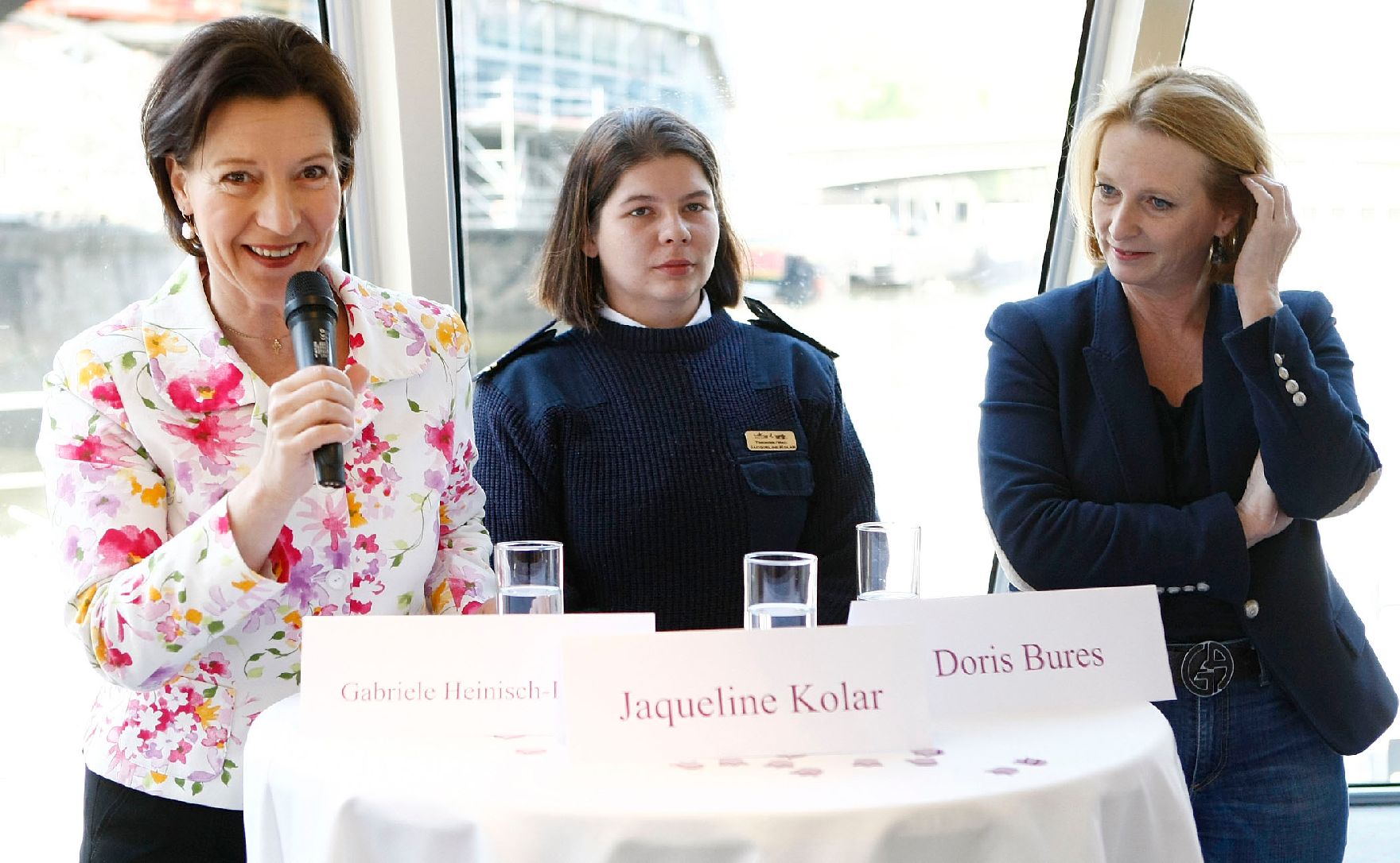 Bundesministerin Gabriele Heinisch-Hosek (l.) und Bundesministerin für Verkehr, Innovation und Technologie Doris Bures (r.) beim "Girls Day am Twin City Liner".