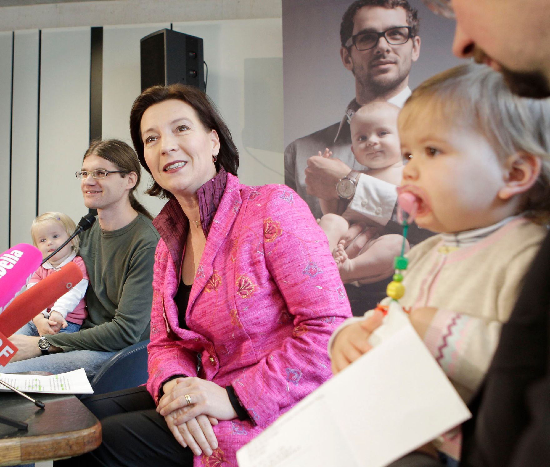 Frauenministerin Gabriele Heinisch-Hosek lud zur "Präsentation Kampagne: Echte Männer gehen in Karenz".