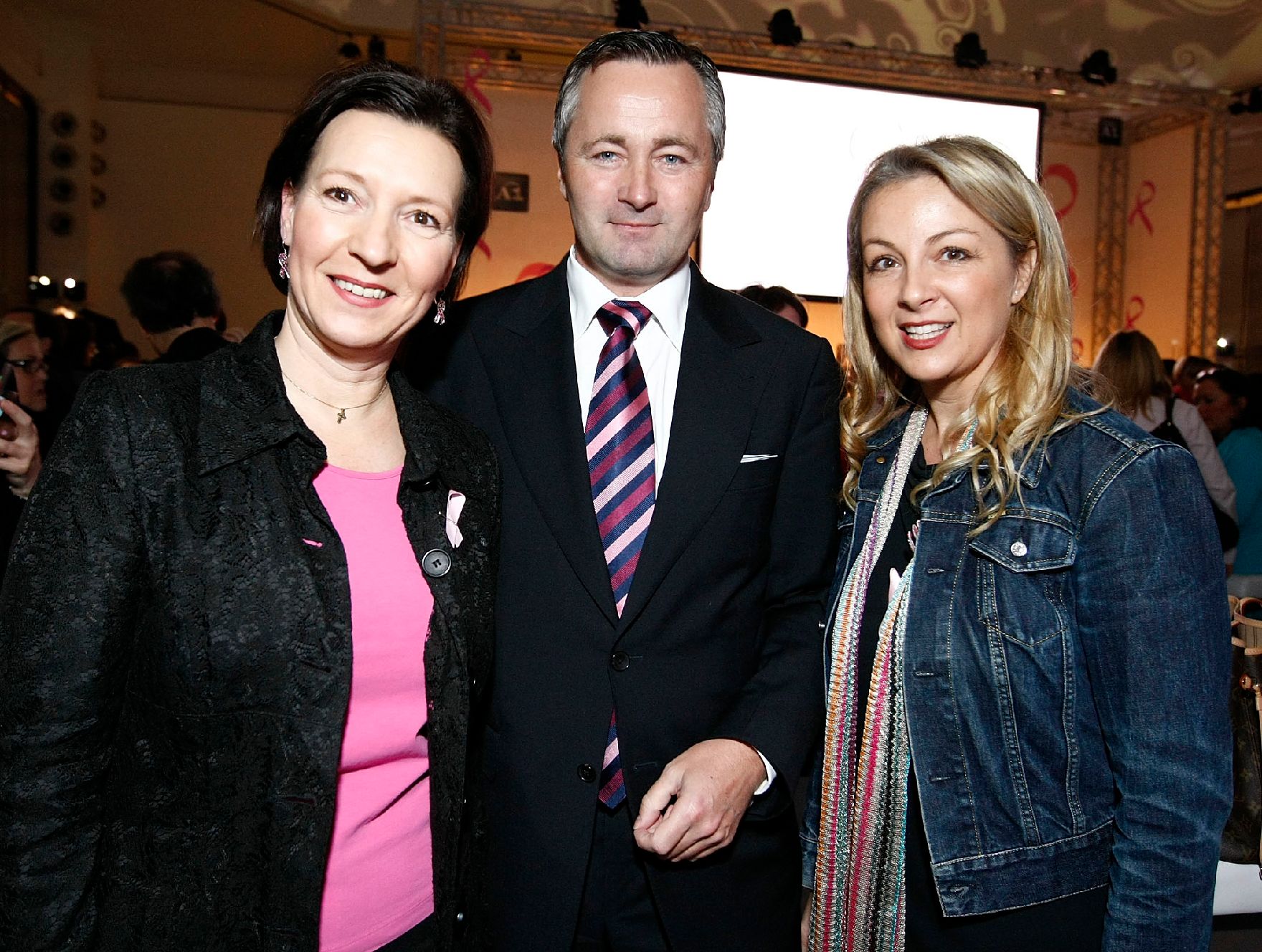 Am 13. Jänner 2010 fand die Verleihung des P.R.I.M.A. Award 2010 (pink ribbon initiative mobilkom austria) im Museum für Angewandte Kunst statt. Links im Bild Frauenministerin Gabriele Heinisch-Hosek mit dem Generaldirektor der Telekom Austria, Hannes Ametsreiter (m.).