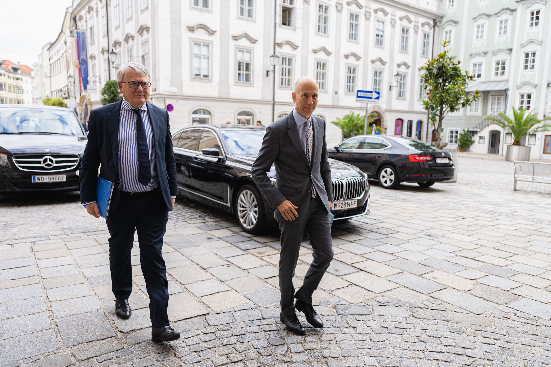 Am 16. Juli 2021 traf Bundesminister Martin Kocher (r.) im Rahmen seines Bundesländertags in Oberösterreich den Landeshauptmann von Oberösterreich Thomas Stelzer zu einem Arbeitsgespräch. Im Bild mit EU-Kommissar Nicolas Schmit (l.) am wen zum Gespräch,