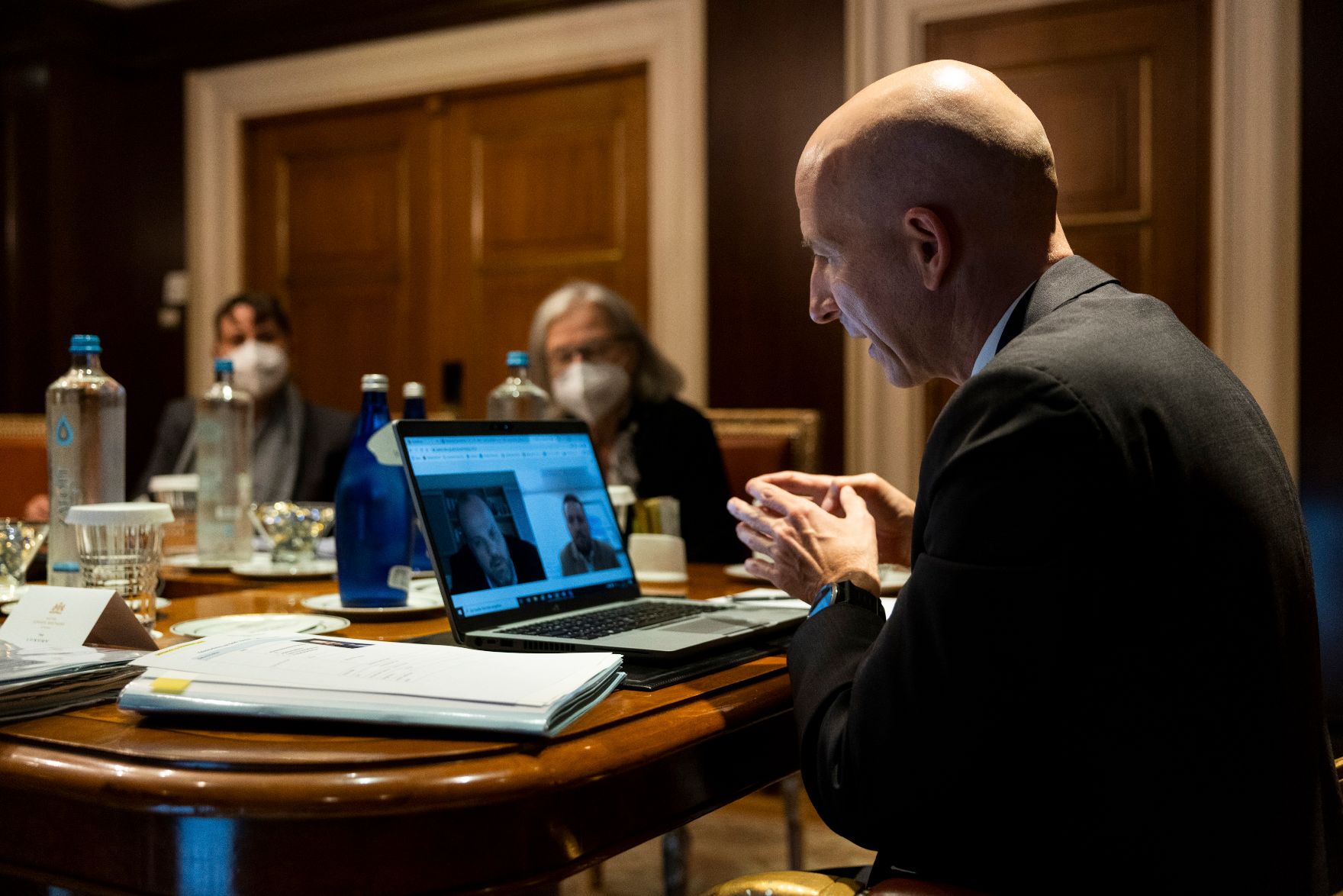 Am 3. Oktober 2021 reiste Bundesminister Martin Kocher (r.) zu einem Arbeitsbesuch nach Athen. Im Bild bei der Videokonferenz mit dem griechischen Arbeitsmarktservice Leiter (OAED) Spyros Protopsaltis.
