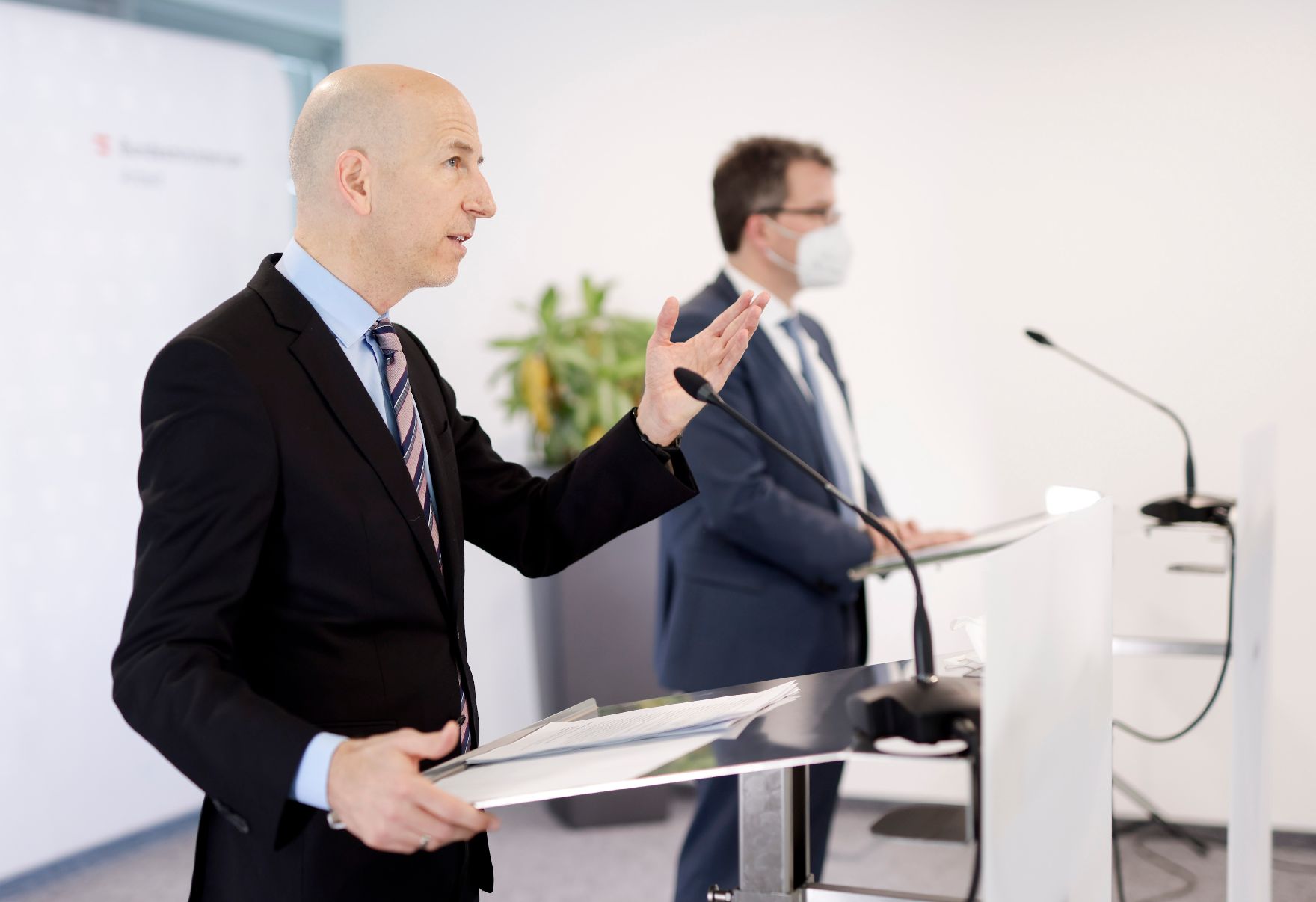 Am 1. März 2022 fand eine Pressekonferenz zur aktuellen Lage am Arbeitsmarkt statt. Im Bild Bundesminister Martin Kocher (l.) mit dem AMS-Chef Johannes Kopf (r.).