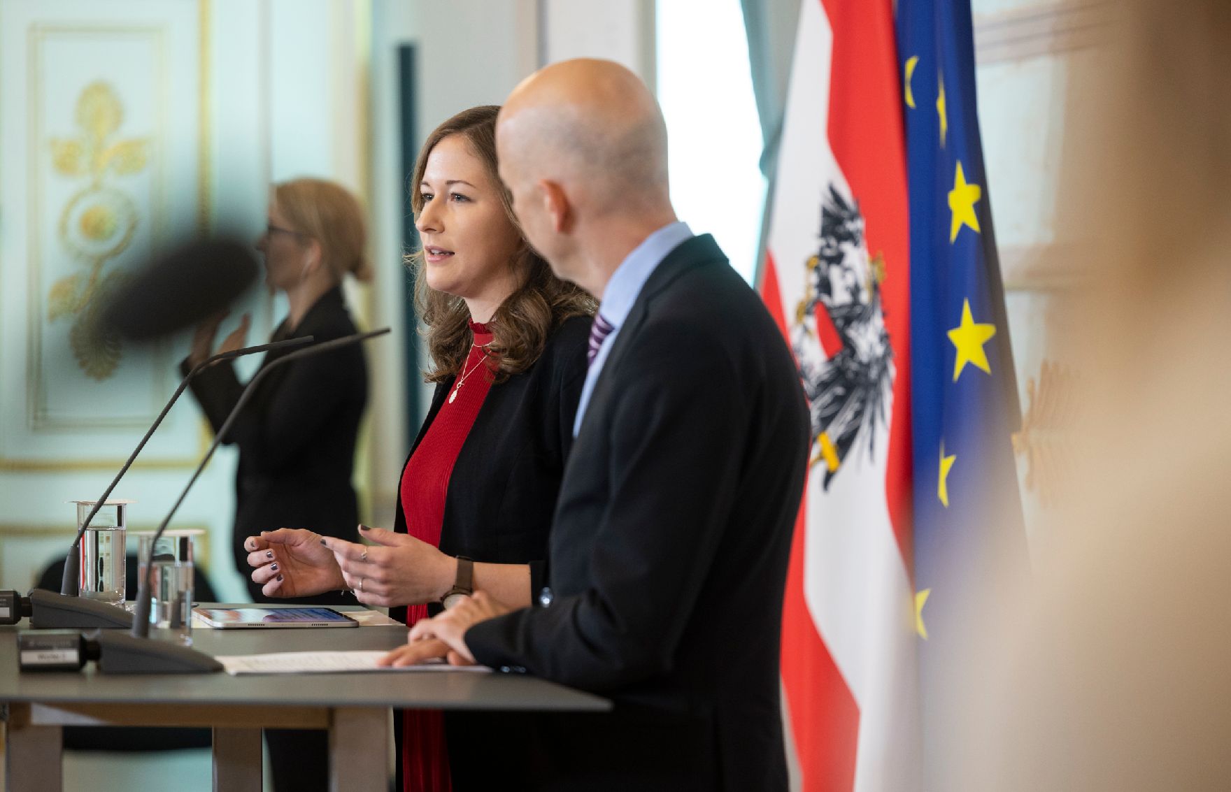 Am 1. Juni 2022 nahmen Staatssekretärin Claudia Plakolm (l.) und Bundesminister Martin Kocher (r.) am Pressefoyer nach dem Ministerrat teil.