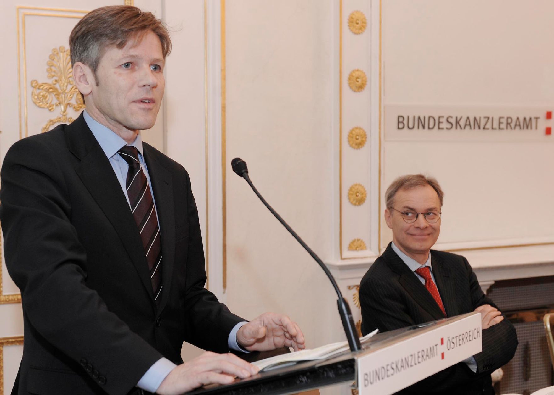 Am 3. Dezember 2009 eröffnete Staatssekretär Josef Ostermayer (L) die Enquete zur Reform des Volksgruppengesetzes im Bundeskanzleramt.