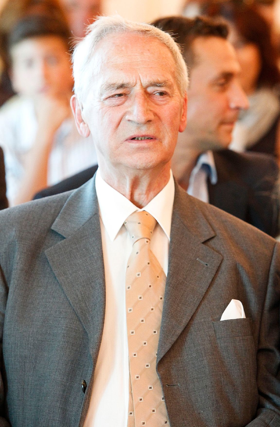 Am 22. Juni 2011 überreichte Staatssekretär Josef Ostermayer dem österreichischen Journalisten James Wilkie (im Bild) das Goldene Ehrenzeichen für Verdienste um die Republik Österreich.