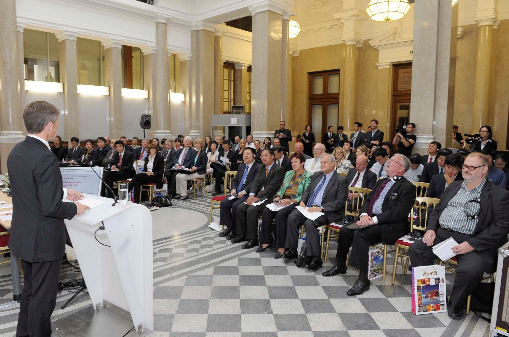 Am 14. September 2011 fand das Mediensymposium Österreich-China in Wien statt. Im Bild (l.) Medienstaatssekretär Josef Ostermayer.