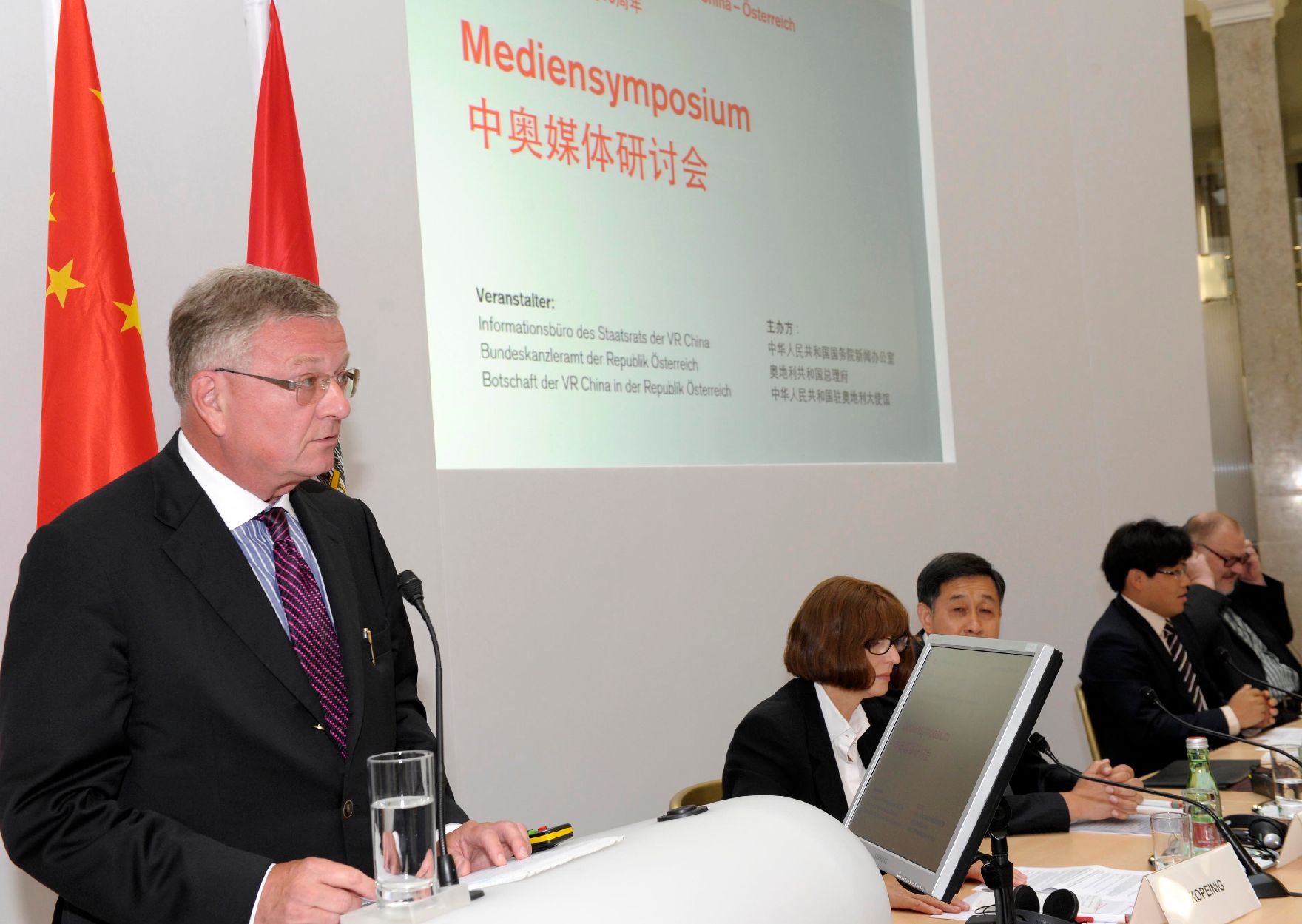 Am 14. September 2011 fand das Mediensymposium Österreich-China in Wien statt. Im Bild (l.) Kurt Seinitz (Kronen Zeitung).