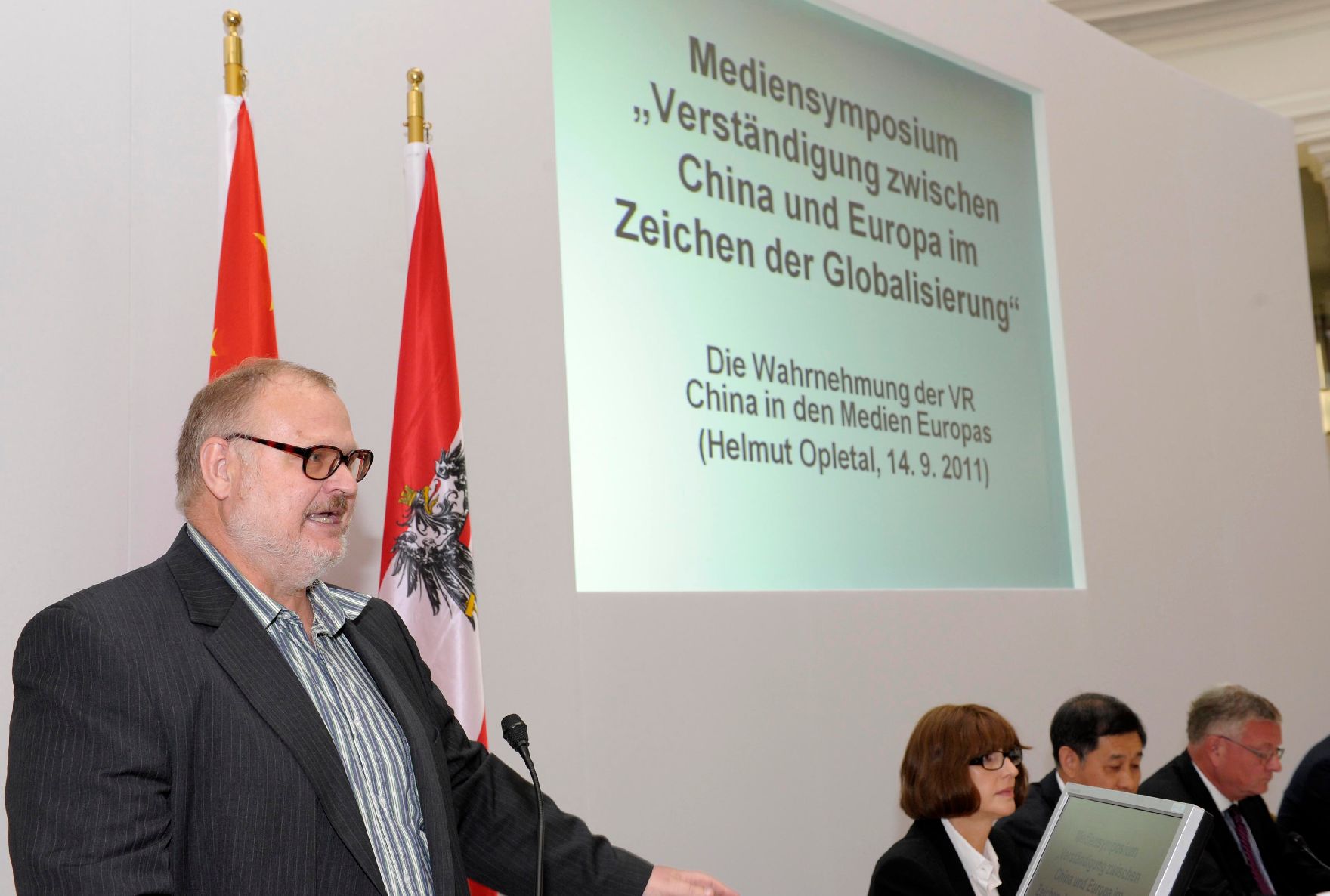 Am 14. September 2011 fand das Mediensymposium Österreich-China in Wien statt. Im Bild (l.) Helmut Opletal (Universität Wien).