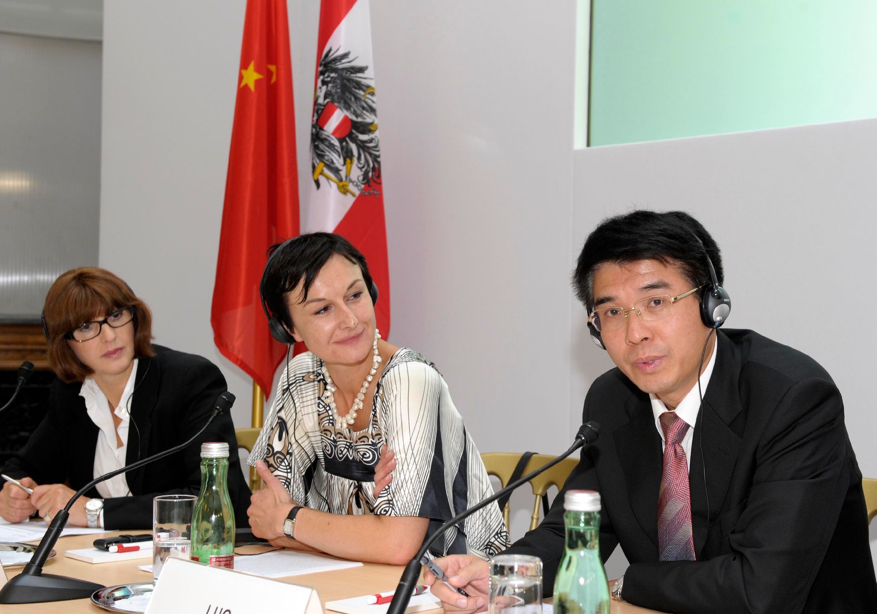 Am 14. September 2011 fand das Mediensymposium Österreich-China in Wien statt. Im Bild (v.l.n.r.) Margaretha Kopeinig (Moderation), Cornelia Vospernik (ORF), Luo Hua (Tageszeitung Renmin).