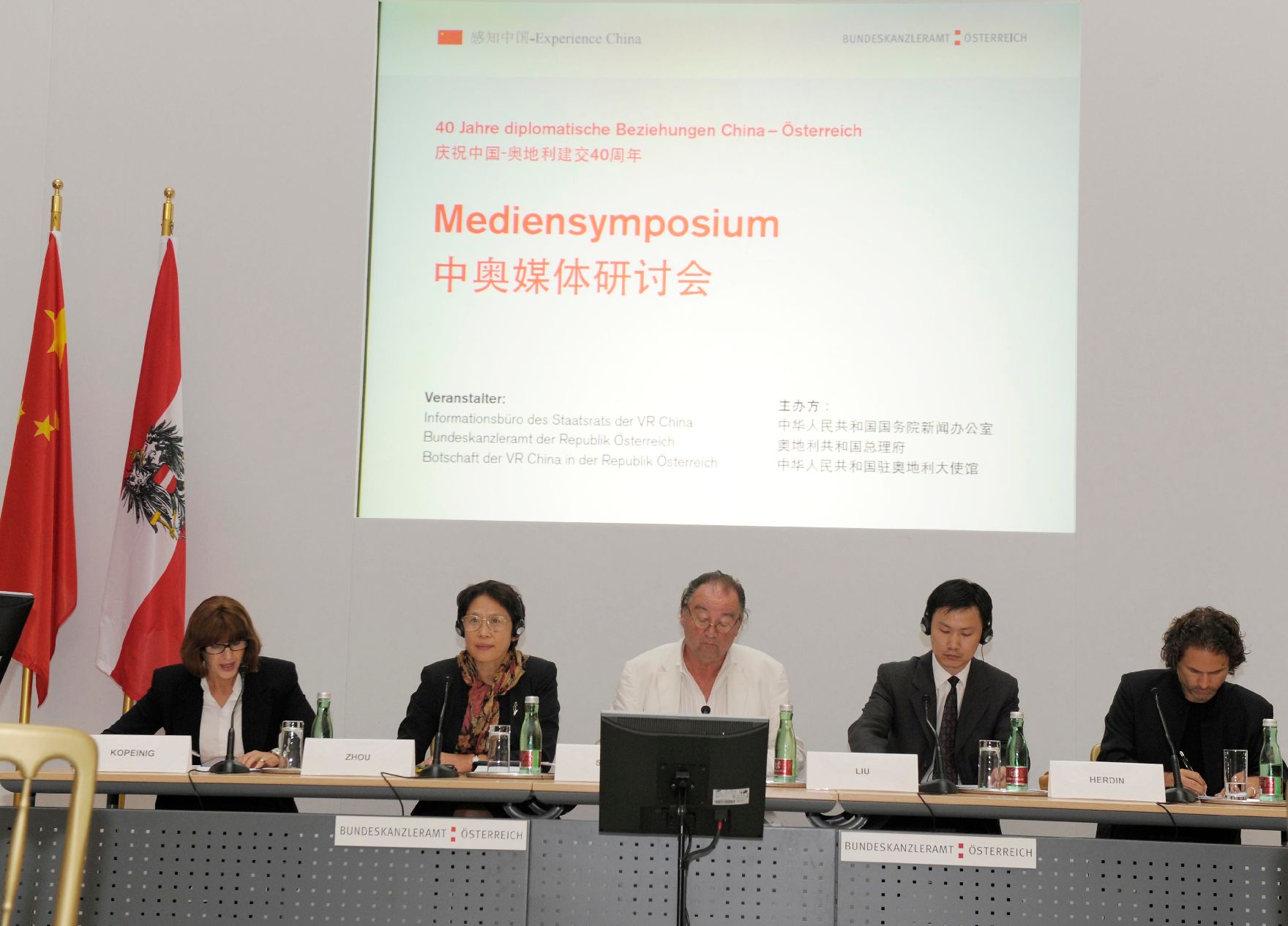 Am 14. September 2011 fand das Mediensymposium Österreich-China in Wien statt. Im Bild (v.l.n.r.) Margaretha Kopeinig (Moderation), Zhou Hong (Europa-Institut der chinesischen Akademie), Gerfried Sperl (International Press Institute), Liu Mingli (Institut für moderne internationale Beziehungen), Thomas Herdin (Universität Salzburg).