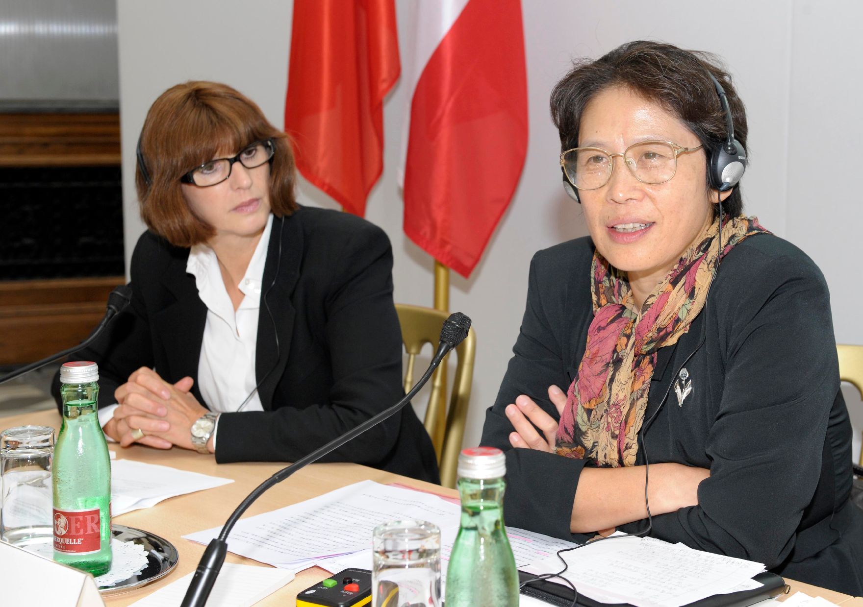 Am 14. September 2011 fand das Mediensymposium Österreich-China in Wien statt. Im Bild (l.) Margaretha Kopeinig (Moderation) und (r.) Zhou Hong (Europa-Institut der chinesischen Akademie).