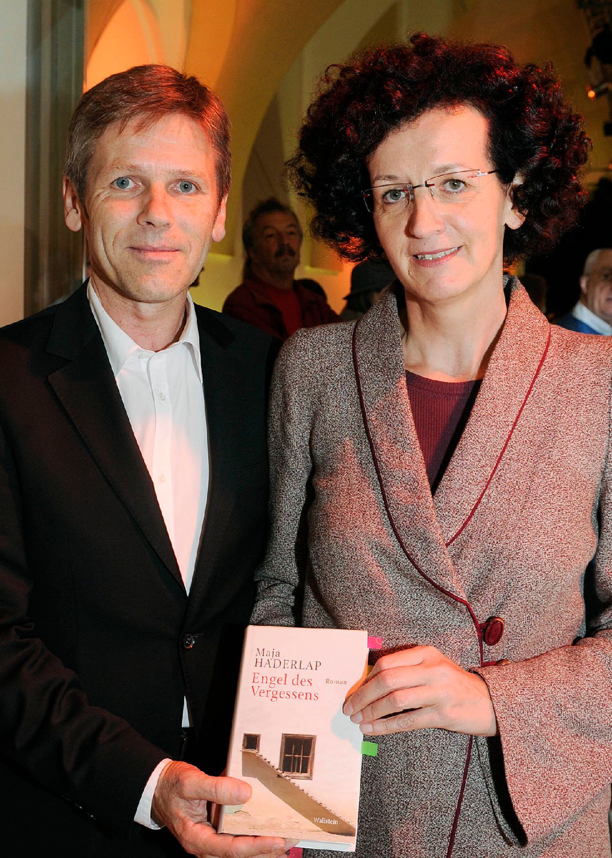 Am 21. Juli 2011 traf Staatssekretär Josef Ostermayer (l.) im Rahmen des "O-Töne Literaturfest" im MuseumsQuartier Wien mit der Ingeborg-Bachmann-Preisträgerin 2011, der Kärntner Slowenin Maja Haderlap (r.) zusammen.