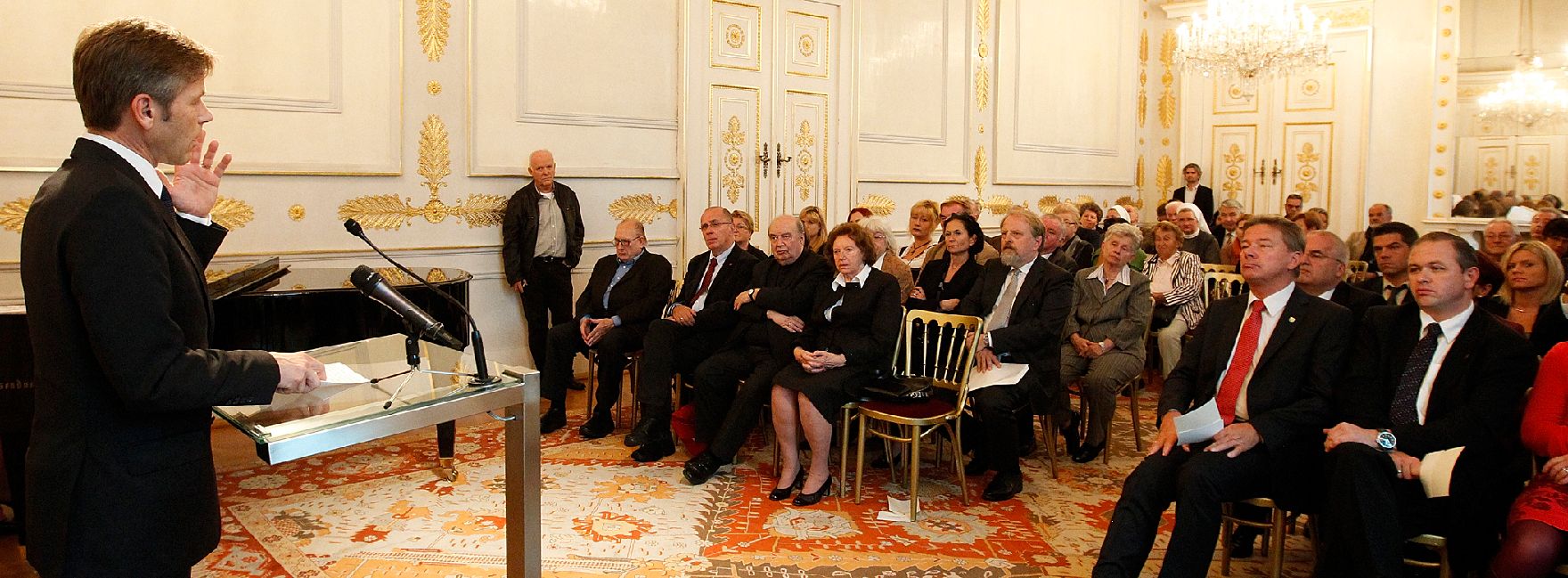 Am 12. Oktober 2011 überreichte Staatssekretär Josef Ostermayer der Widerstandskämpferin Käthe Sasso das Goldene Verdienstzeichen der Republik Österreich.