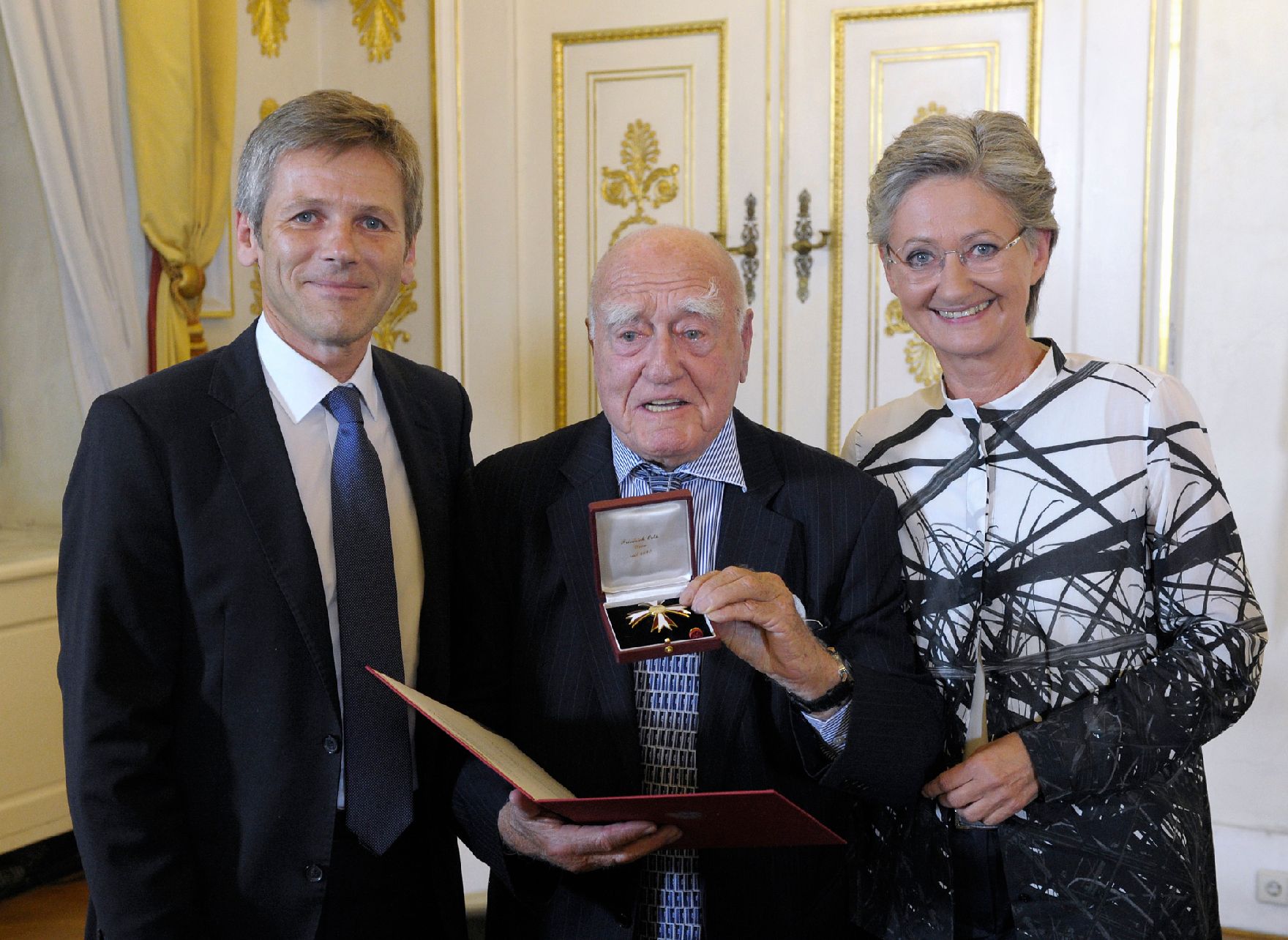 Am 27. August 2013 überreichte Bundesministerin Claudia Schmied gemeinsam mit Staatssekretär Josef Ostermayer das Österreichische Ehrenkreuz für Wissenschaft und Kunst I. Klasse an Erich Lessing.