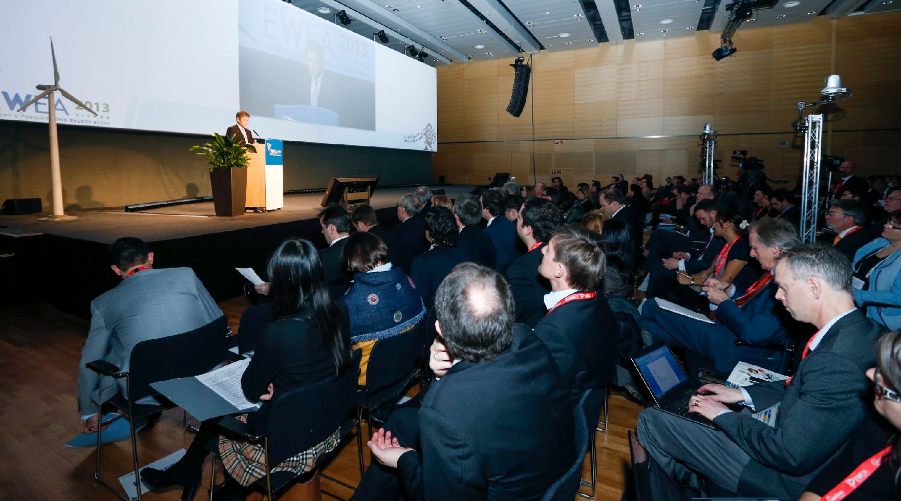 Am 4. Februar eröffnete Staatssekretär Josef Ostermayer (l.) die European Wind Energy Association 2013 im Messezentrum Wien.
