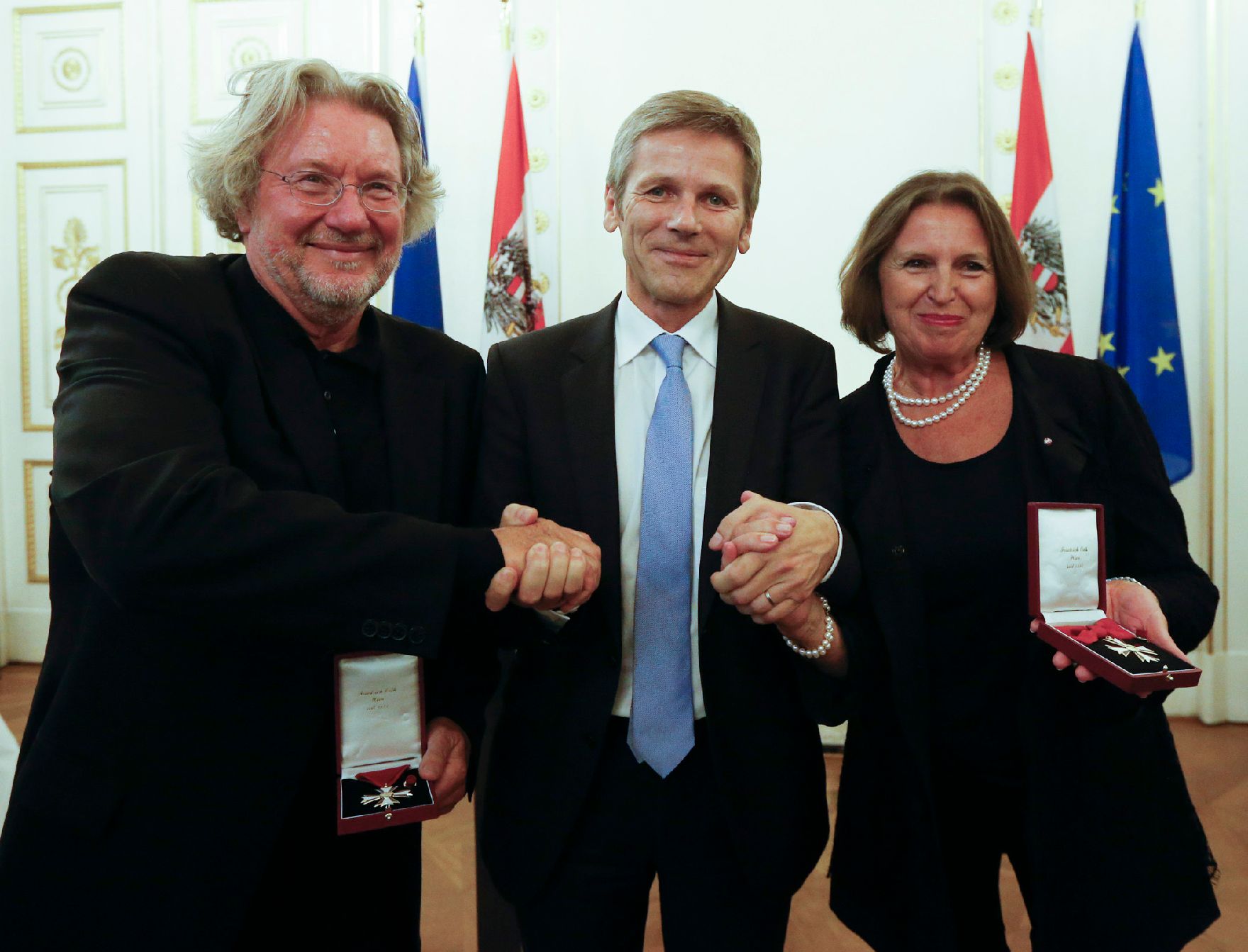 Am 23. September 2014 überreichte Kunst- und Kulturminister Josef Ostermayer (m.) das Österreichische Ehrenkreuz für Wissenschaft und Kunst an Renate (r.) und Peter Loidolt (l.).
