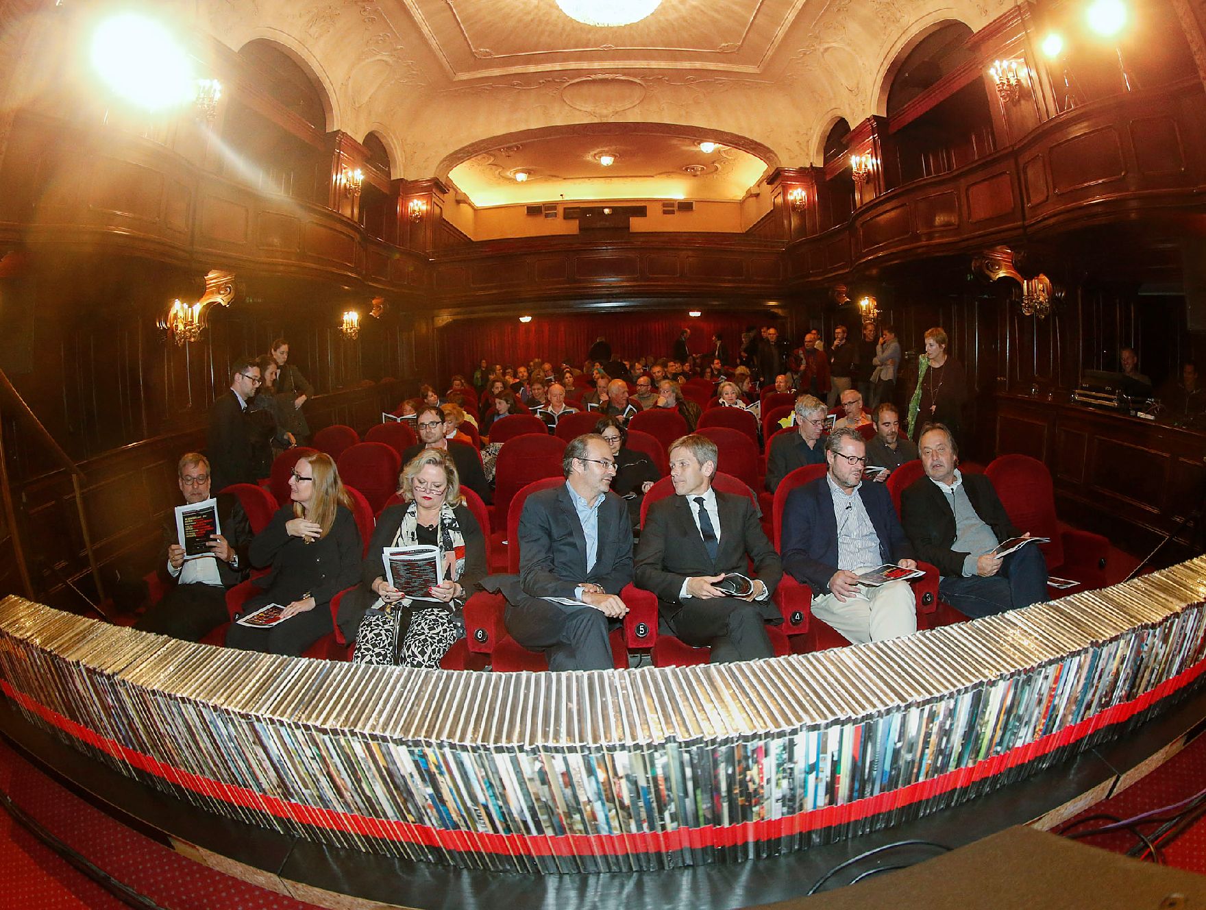 Am 22. Oktober 2014 nahm Kunst- und Kulturminister Josef Ostermayer (r.) an der Präsentation der 9. DVD-Edition "Österreichischer Film - Edition Der Standard" teil. Im Bild mit Georg Hoanzl (l.).