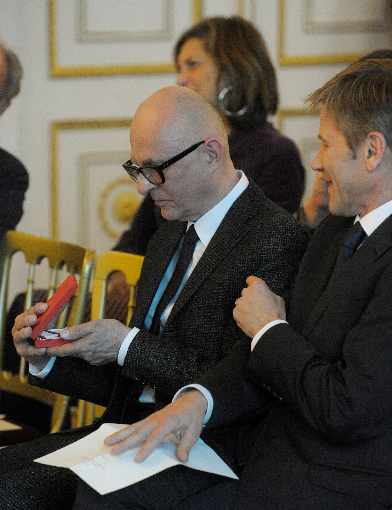 Am 29. Oktober 2014 überreichte Kunst- und Kulturminister Josef Ostermayer (r.) das Goldene Ehrenzeichen für Verdienste um die Republik Österreich an Gerwald Rockenschaub (l.).