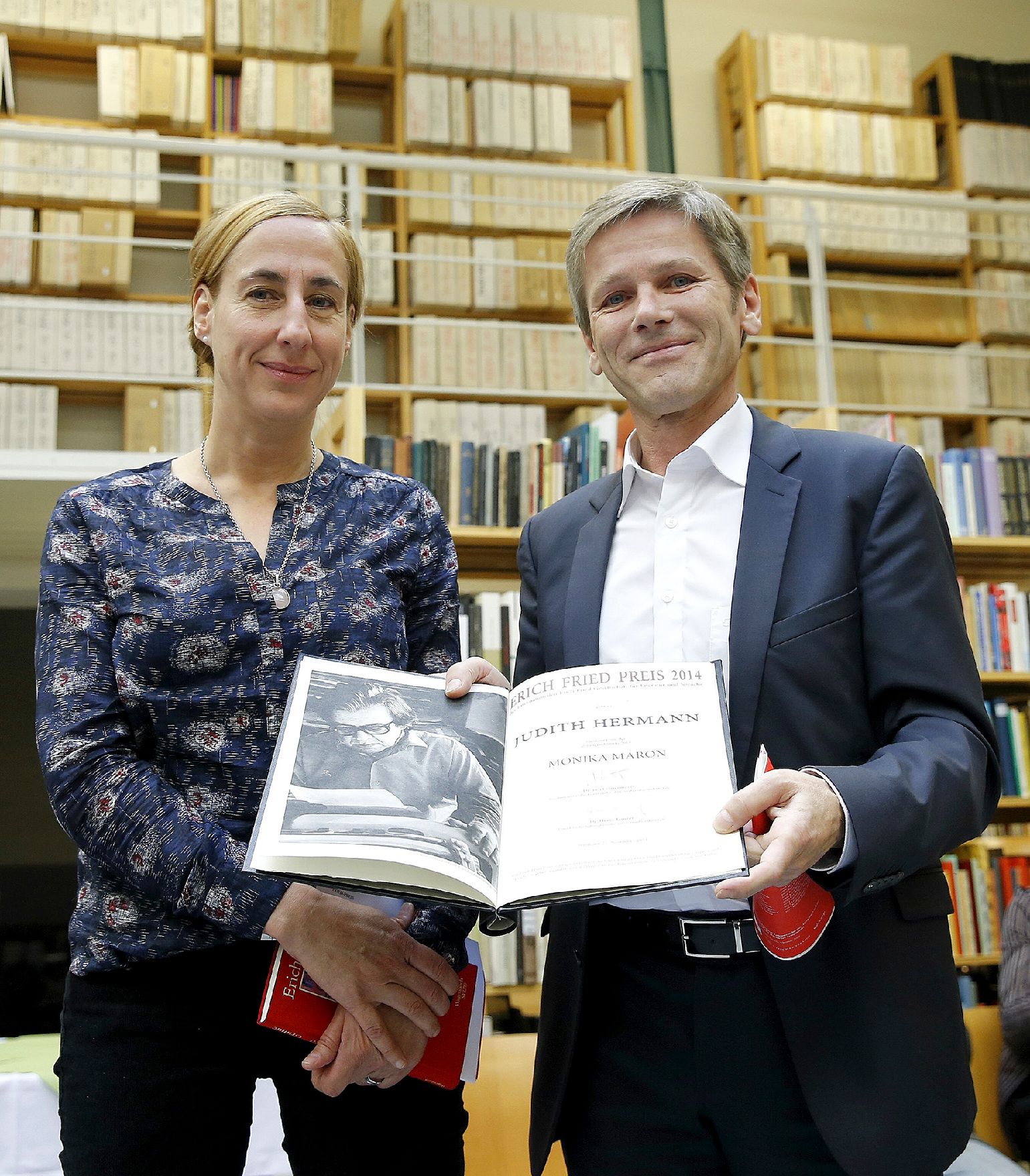 Am 23. November 2014 überreichte Kunst- und Kulturminister Josef Ostermayer (r.) den Erich Fried Preis 2014 an Judith Hermann (l.).