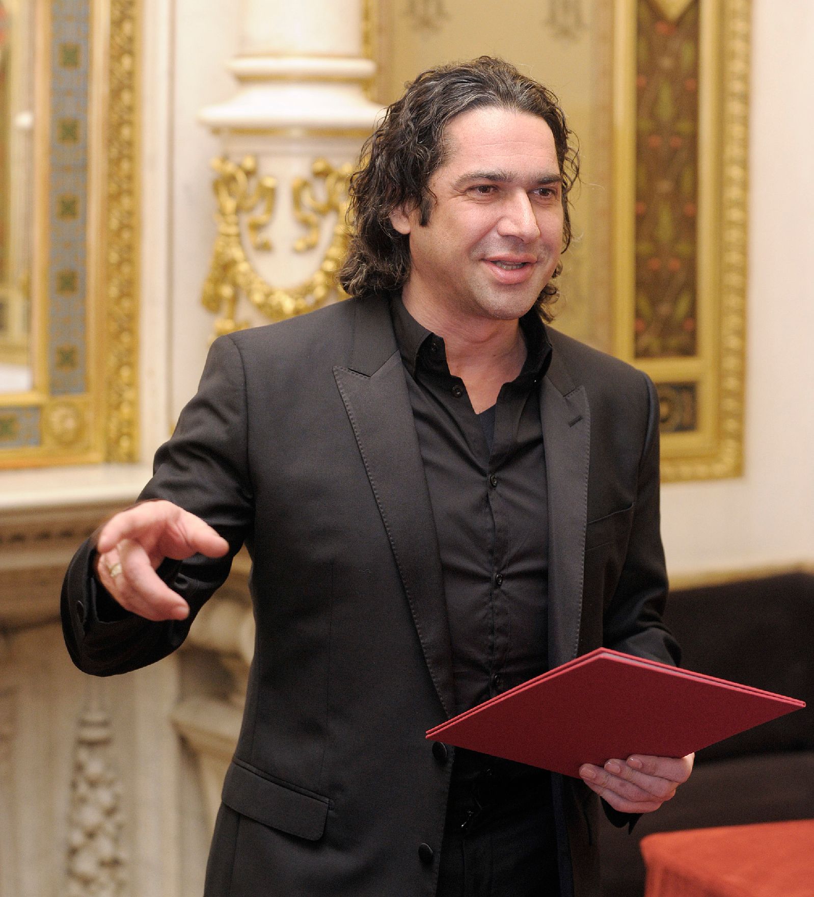 Am 3. Dezember 2014 überreichte Kunst- und Kulturminister Josef Ostermayer die Urkunde, mit der Sänger Ildebrando D’Arcangelo (im Bild) der Berufstitel Kammersänger verliehen wurde.