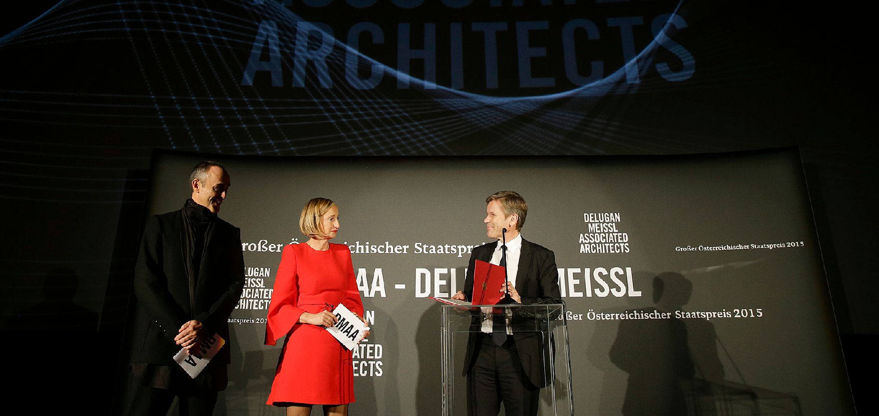 Am 8. Oktober 2015 lud Kunst- und Kulturminister Josef Ostermayer (r.) zur Verleihung des Großen Österreichischen Staatspreises 2015 an Elke Delugan-Meissl (m.) und Roman Delugan (l.) im Gartenbaukino ein.