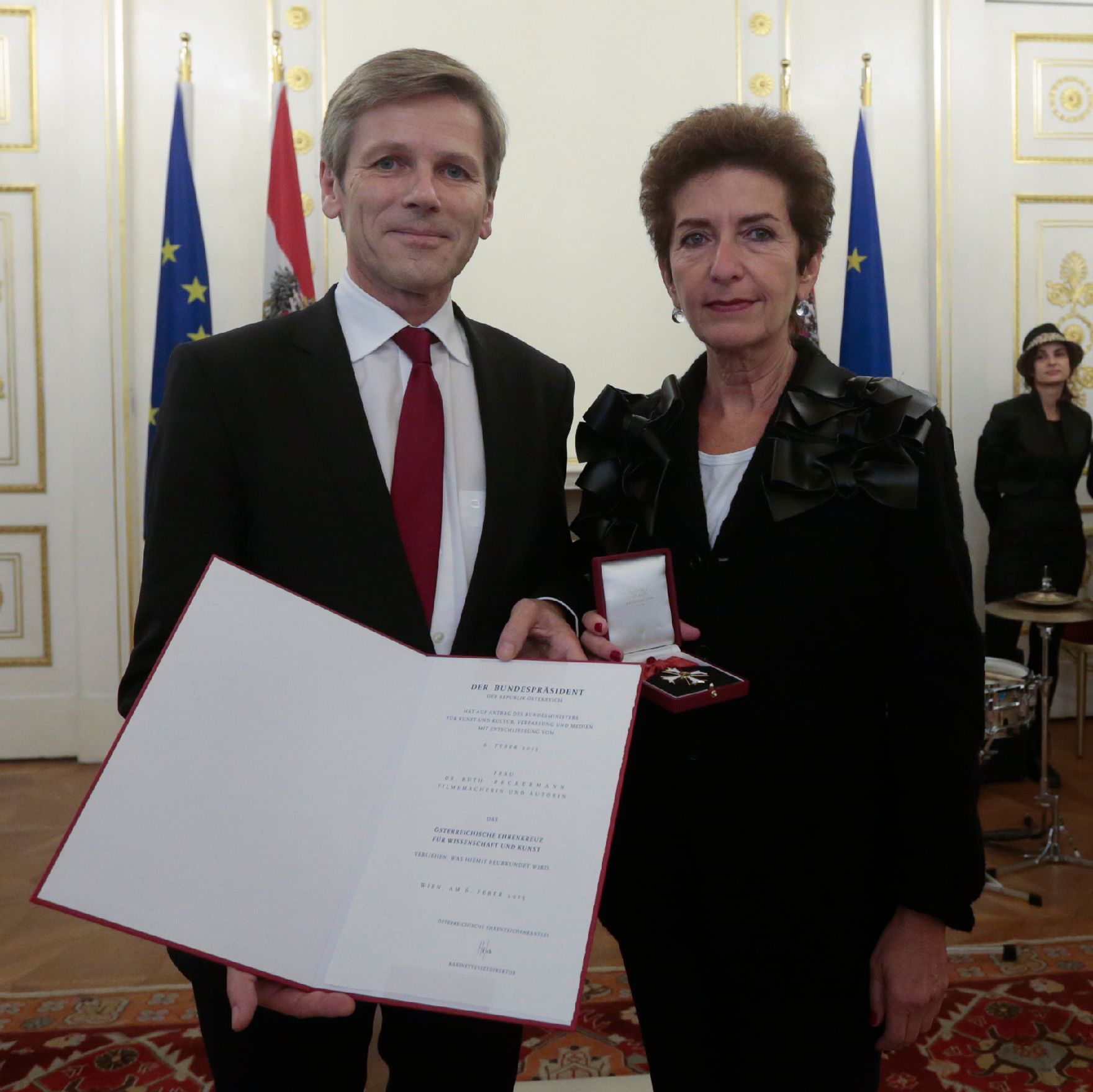 Am 9. Oktober 2015 überreichte Kunst- und Kulturminister Josef Ostermayer (l.) das österreichische Ehrenkreuz für Wissenschaft und Kunst an Ruth Beckermann (r.).
