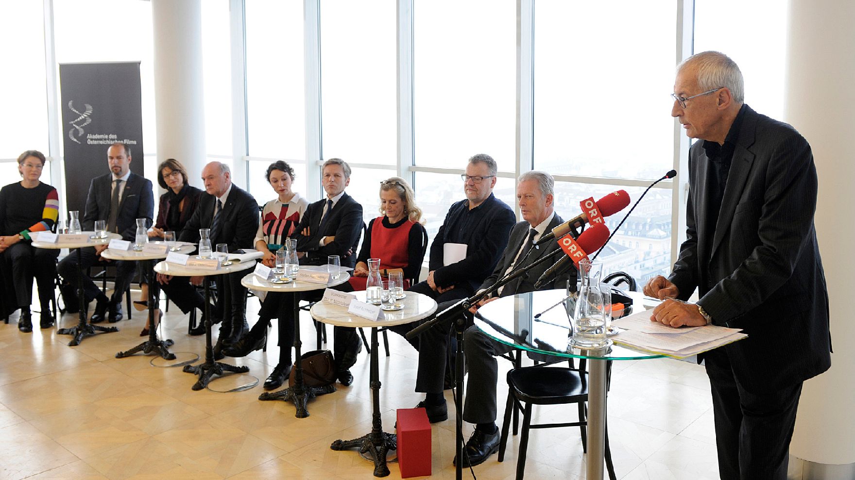 Am 16. Dezember 2015 fand im Ringturm die Nominierungspressekonferenz des Österreichischen Filmpreises statt. Im Bild Josef Aichholzer (r.), Vorstand der Akademie des Österreichischen Films.