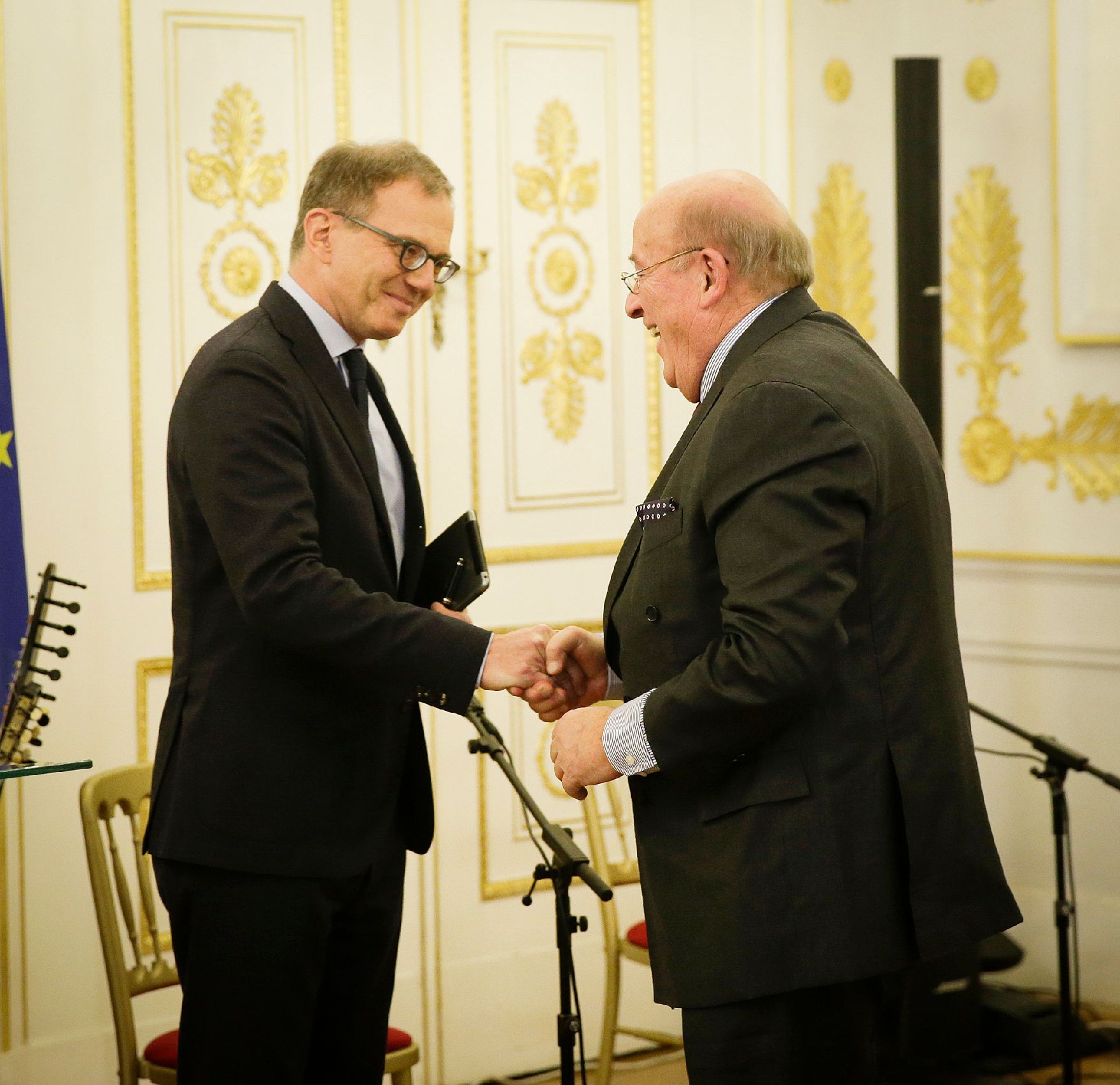 Am 13. Jänner 2016 überreichte Kunst- und Kulturminister Josef Ostermayer die Urkunde, mit der Johannes Fischer (r.) der Berufstitel Professor verliehen wurde. Im Bild mit dem Laudator Armin Wolf (l.).