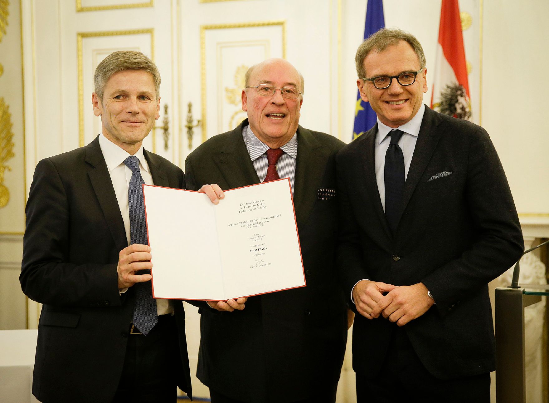 Am 13. Jänner 2016 überreichte Kunst- und Kulturminister Josef Ostermayer (l.) die Urkunde, mit der Johannes Fischer (m.) der Berufstitel Professor verliehen wurde. Im Bild mit Armin Wolf (r.).
