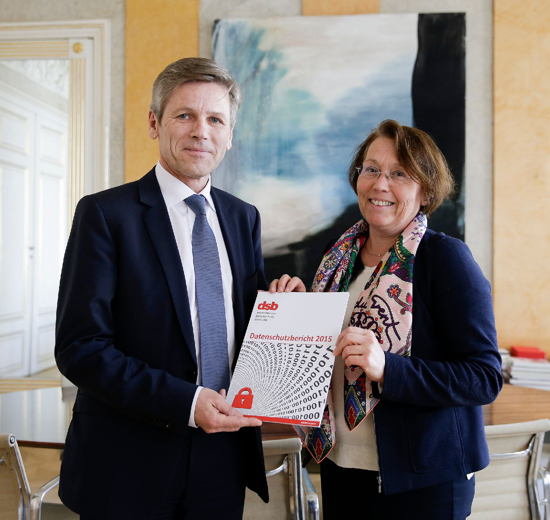 Am 19. April 2016 nahm Kanzleramtsminister Josef Ostermayer (l.) den Datenschutzbericht von der Leiterin der Datenschutzbehörde Andrea Jelinek (r.) entgegen.