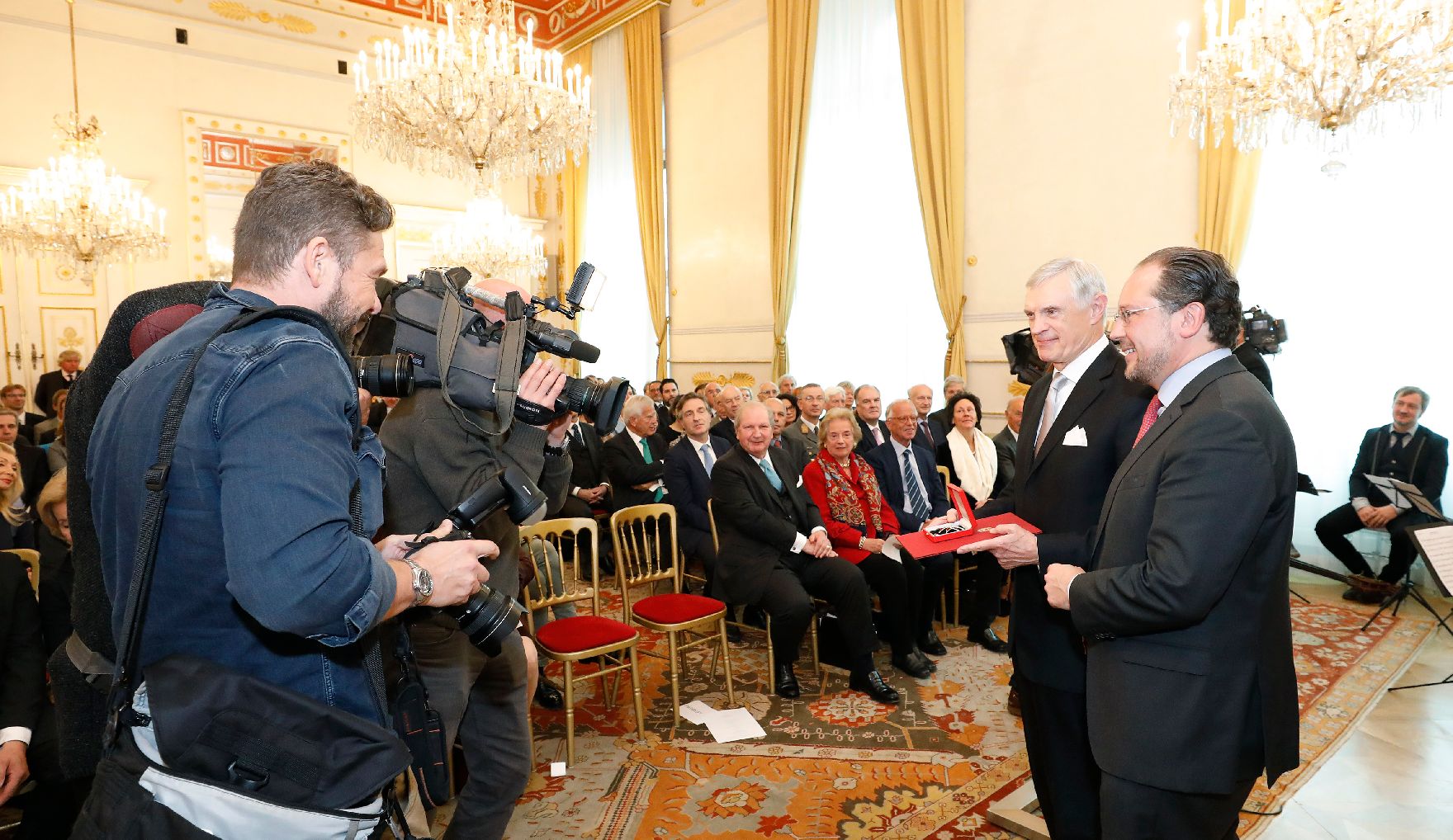 Am 28. Oktober 2019 überreichte Bundesminister Alexander Schallenberg (2.v.r.) das Große Ehrenzeichen für Verdienste um die Republik Österreich an Thomas Schäfer-Elmayer (3.v.r.).