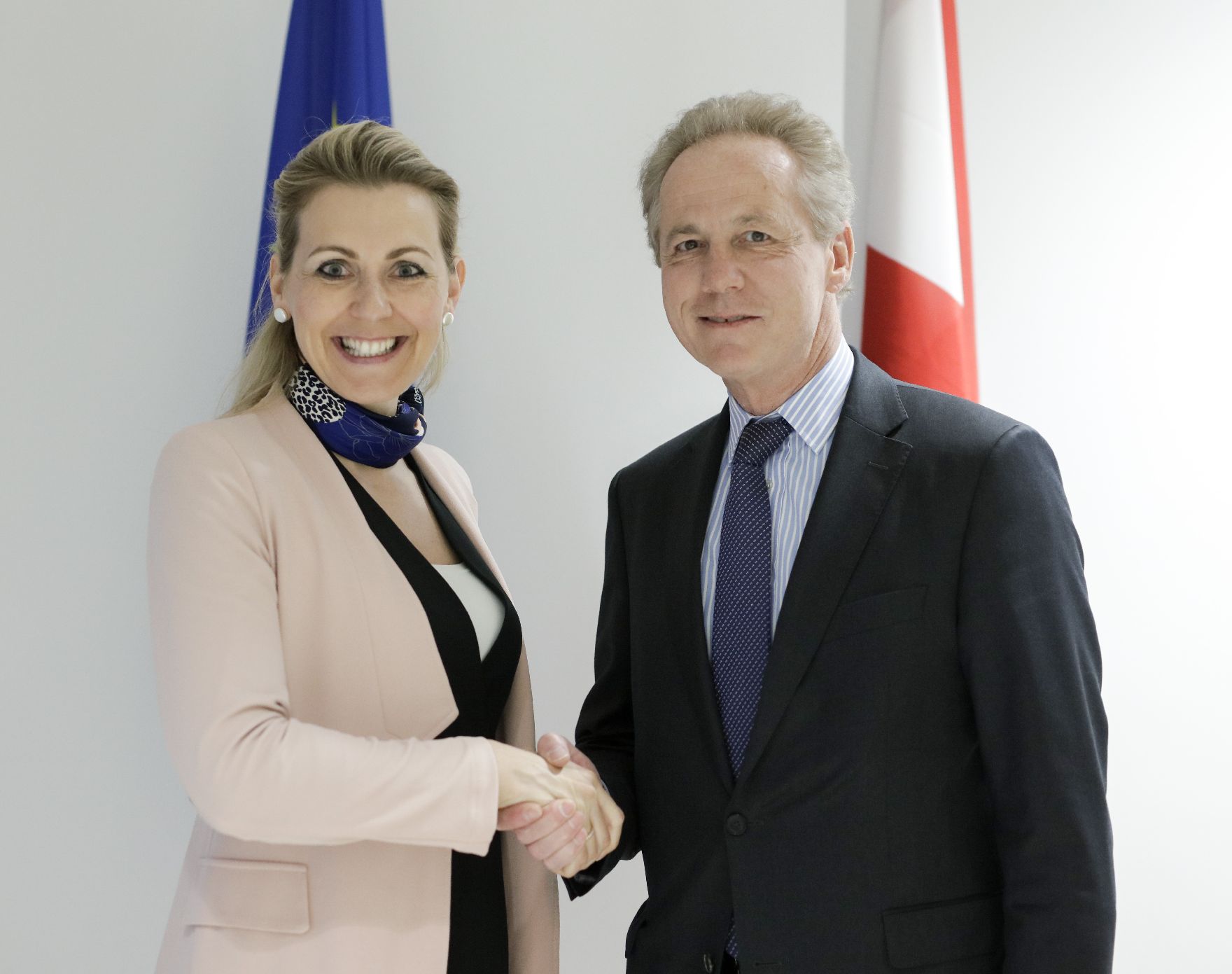 Am 24. Februar 2020 empfing Bundesministerin Christine Aschbacher (l.) den IV-Präsident Georg Kapsch (r.) zu einem Gespräch.