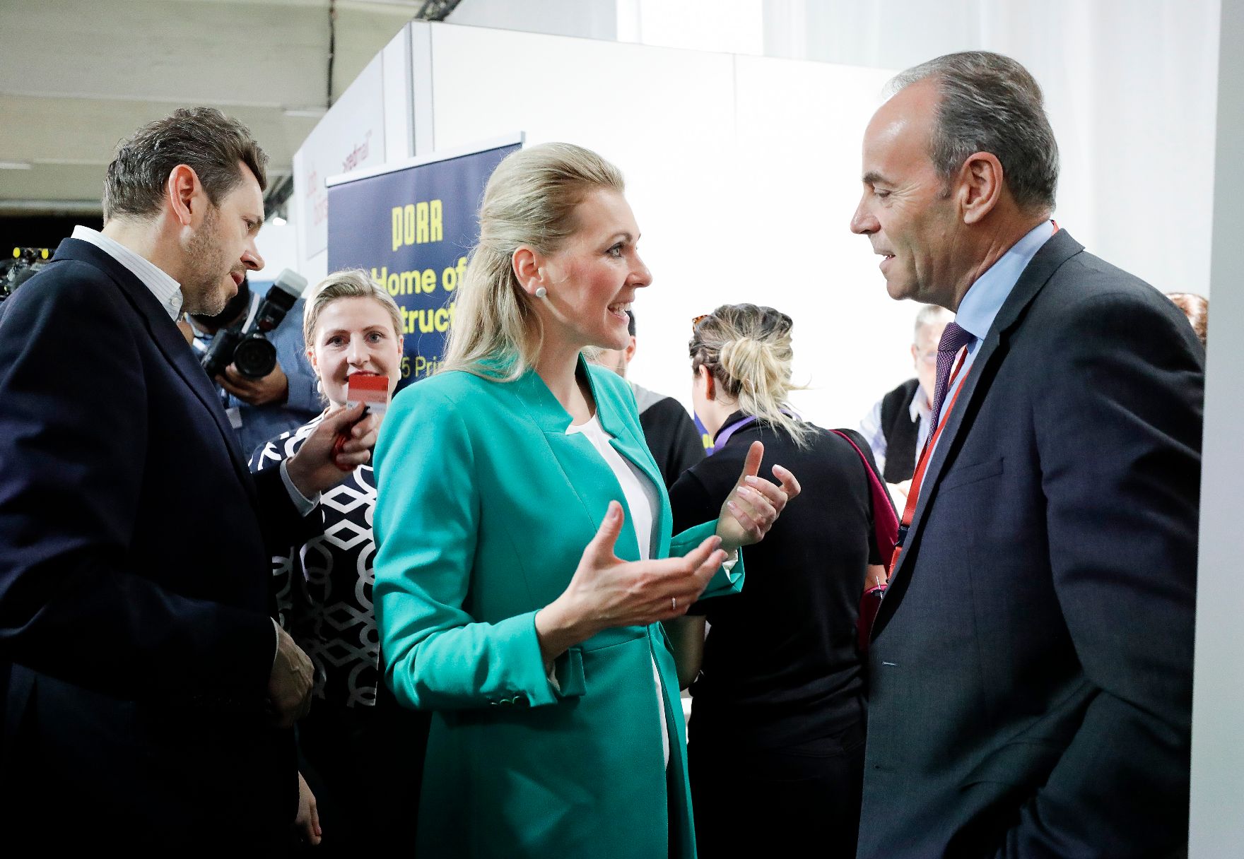 Am 3. März 2020 nahm Bundesministerin Christine Aschbacher (m.) gemeinsam mit Bundesministerin Susanne Raab (m.l.) bei der Eröffnung der Jobmesse für Asylberechtigte in der Gösserhalle teil.