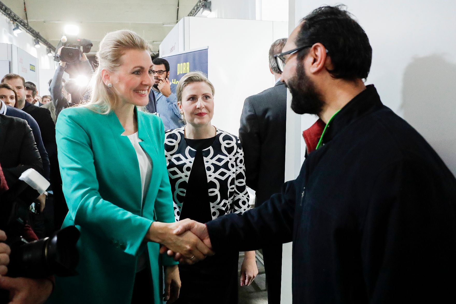 Am 3. März 2020 nahm Bundesministerin Christine Aschbacher (m.l.) gemeinsam mit Bundesministerin Susanne Raab (m.) bei der Eröffnung der Jobmesse für Asylberechtigte in der Gösserhalle teil.