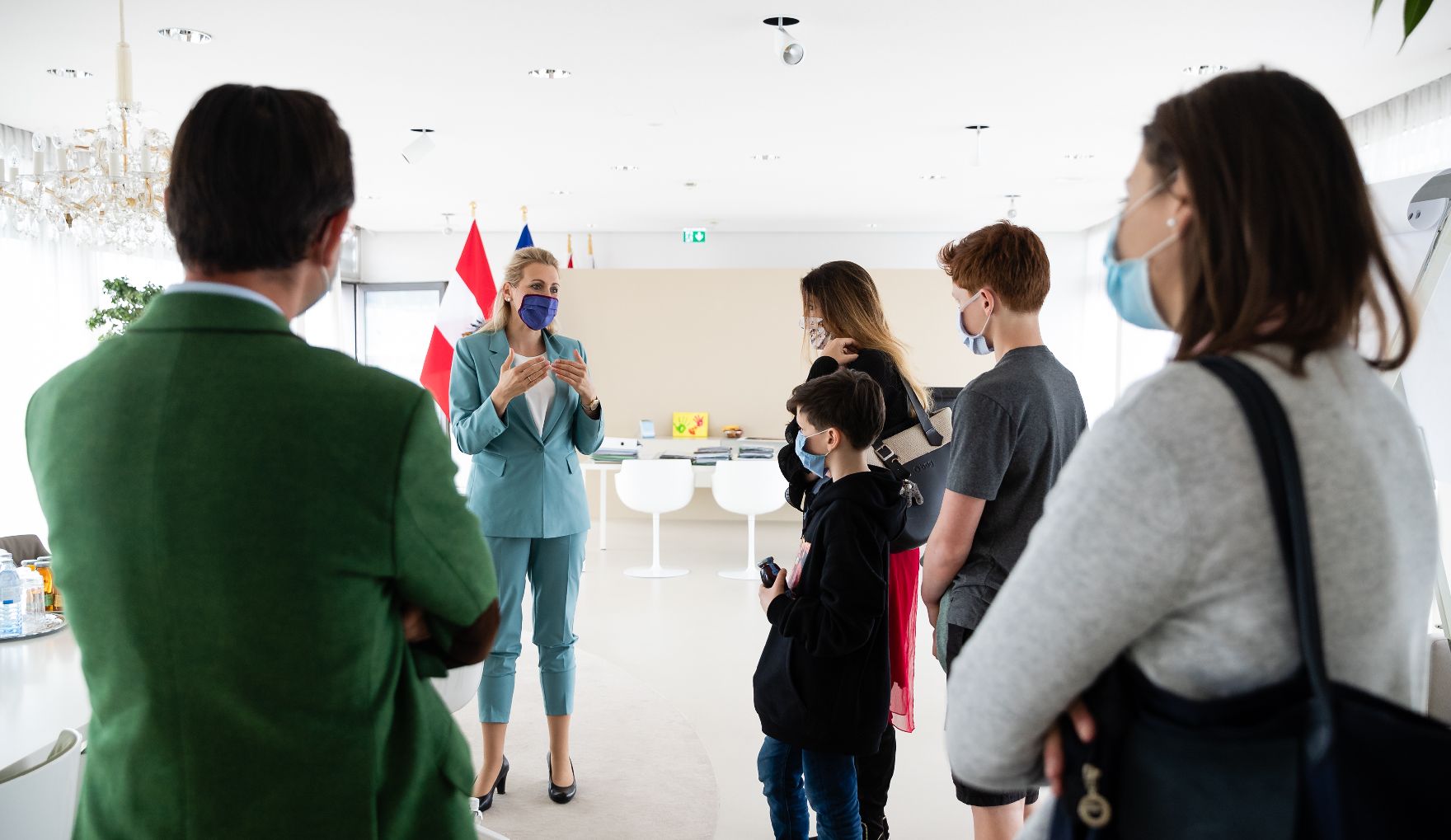 Am 14. Mai 2020 empfing Bundesministerin Christine Aschbacher (2.v.l.) Familien zu einem Gespräch.