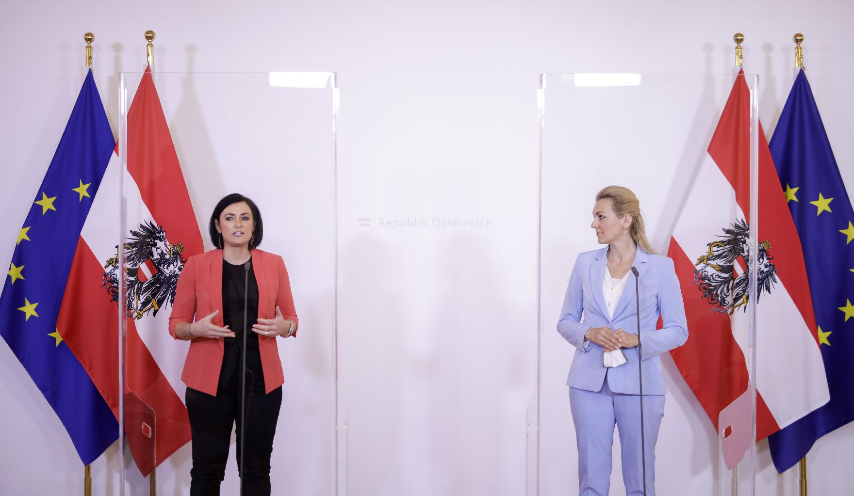 Arbeitsministerin Christine Aschbacher (r.) und Tourismusministerin Elisabeth Köstinger (l.) beim Doorstep vor dem Ministerrat am 27. Mai 2020.