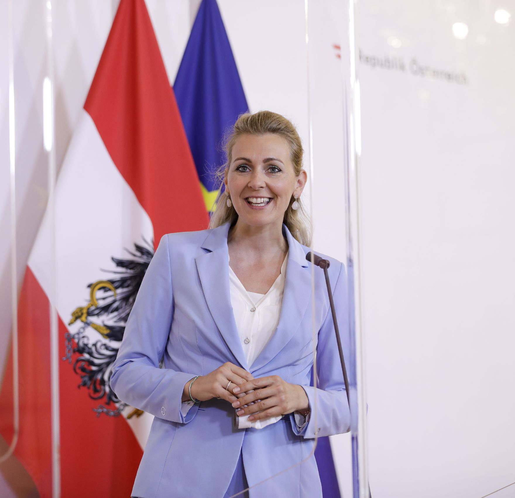 Arbeitsministerin Christine Aschbacher beim Doorstep vor dem Ministerrat am 27. Mai 2020.