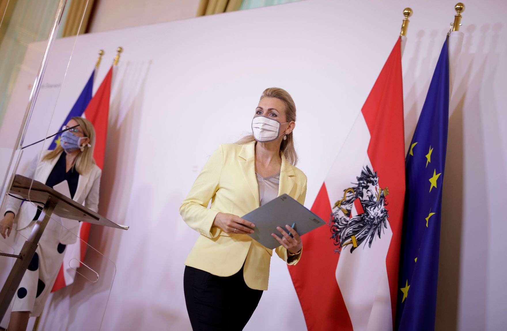 Am 2. Juni 2020 fand ein Pressestatement zu den Maßnahmen gegen die Krise im Bundeskanzleramt statt. Im Bild Wirtschaftsministerin Margarete Schramböck (l.) und Arbeitsministerin Christine Aschbacher (r.).