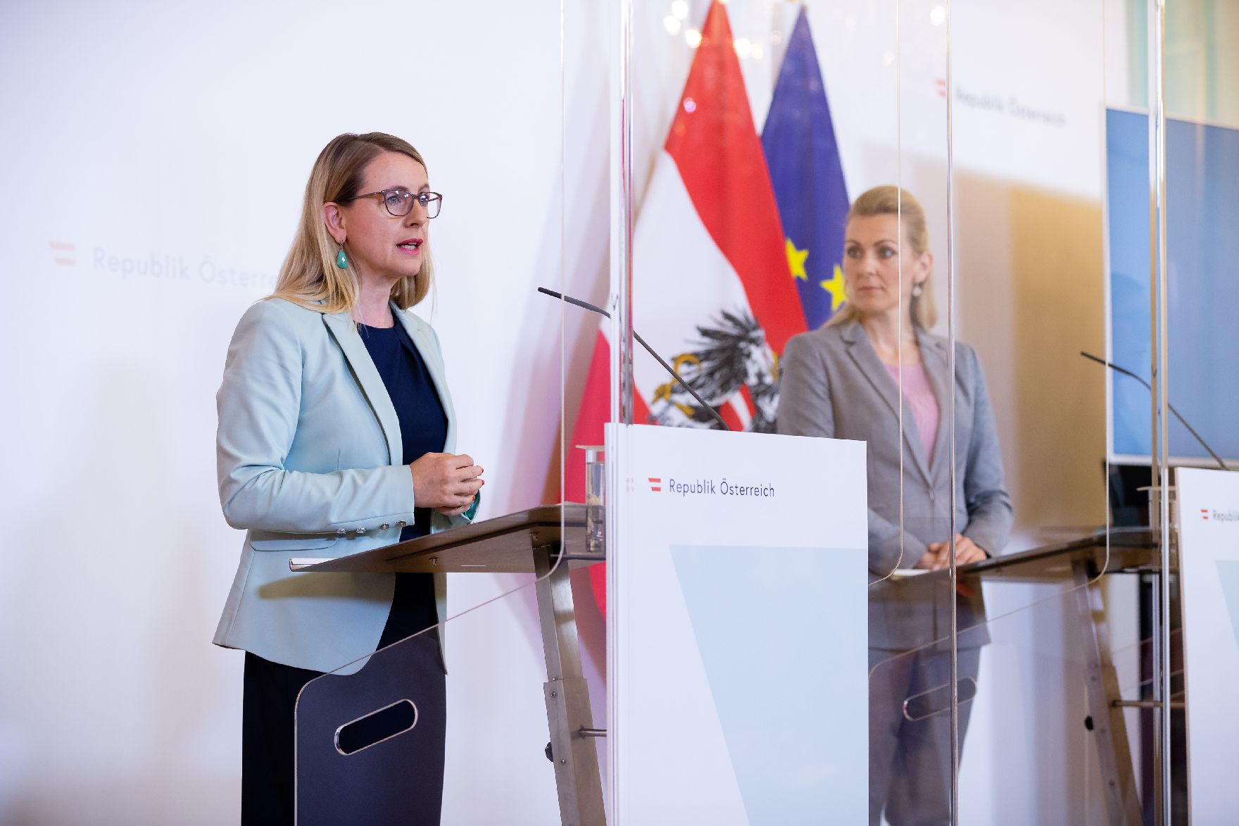 Am 9. Juni 2020 fand ein Pressestatement zu den Maßnahmen gegen die Krise im Bundeskanzleramt statt. Im Bild Wirtschaftsministerin Margarete Schramböck (l.) und Arbeitsministerin Christine Aschbacher (r.).