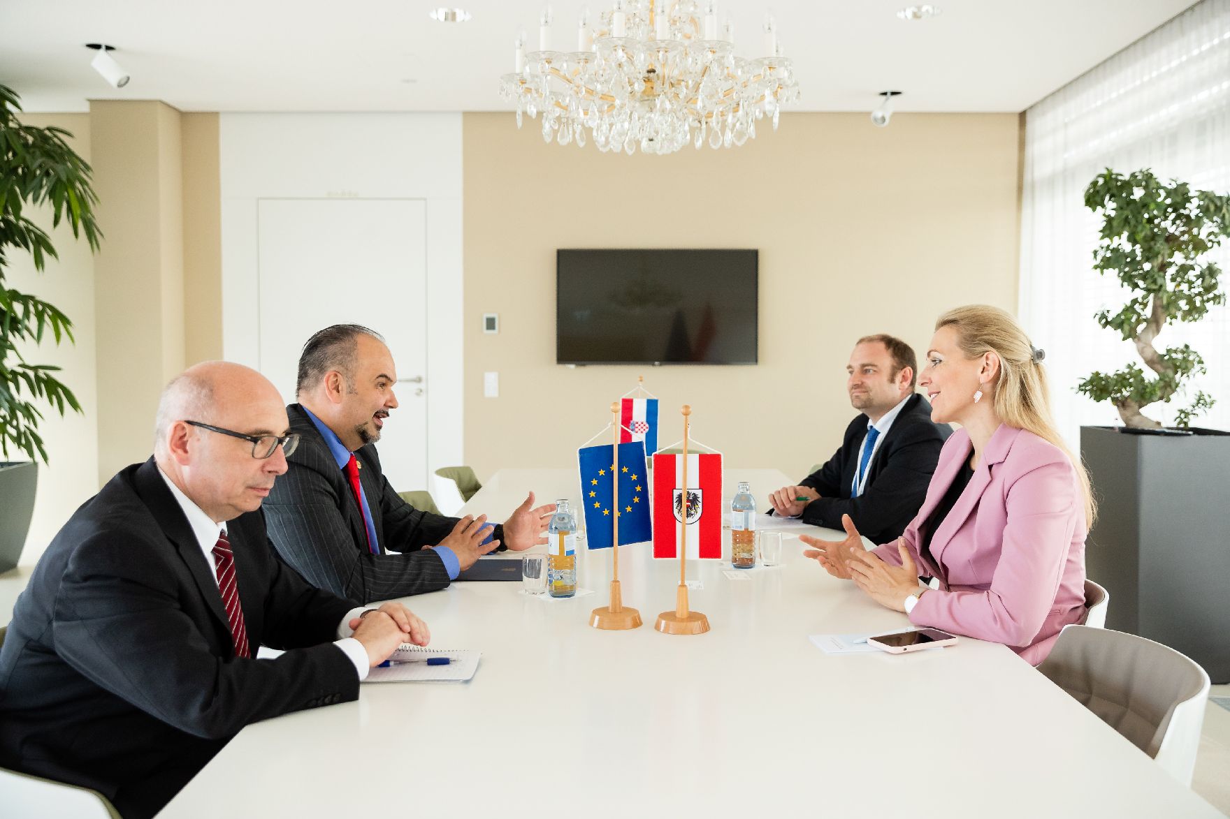 Am 30. Juni 2020 empfing Bundesministerin Christine Aschbacher (r.) den kroatischen Botschafter Daniel Glunčić (m.l.) zu einem Arbeitsgespräch.
