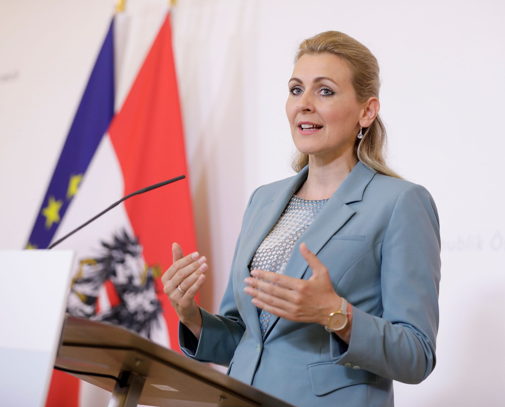 Am 1. Juli 2020 fand ein Pressestatement zu den Maßnahmen gegen die Krise im Bundeskanzleramt statt. Im Bild Bundesministerin Christine Aschbacher.