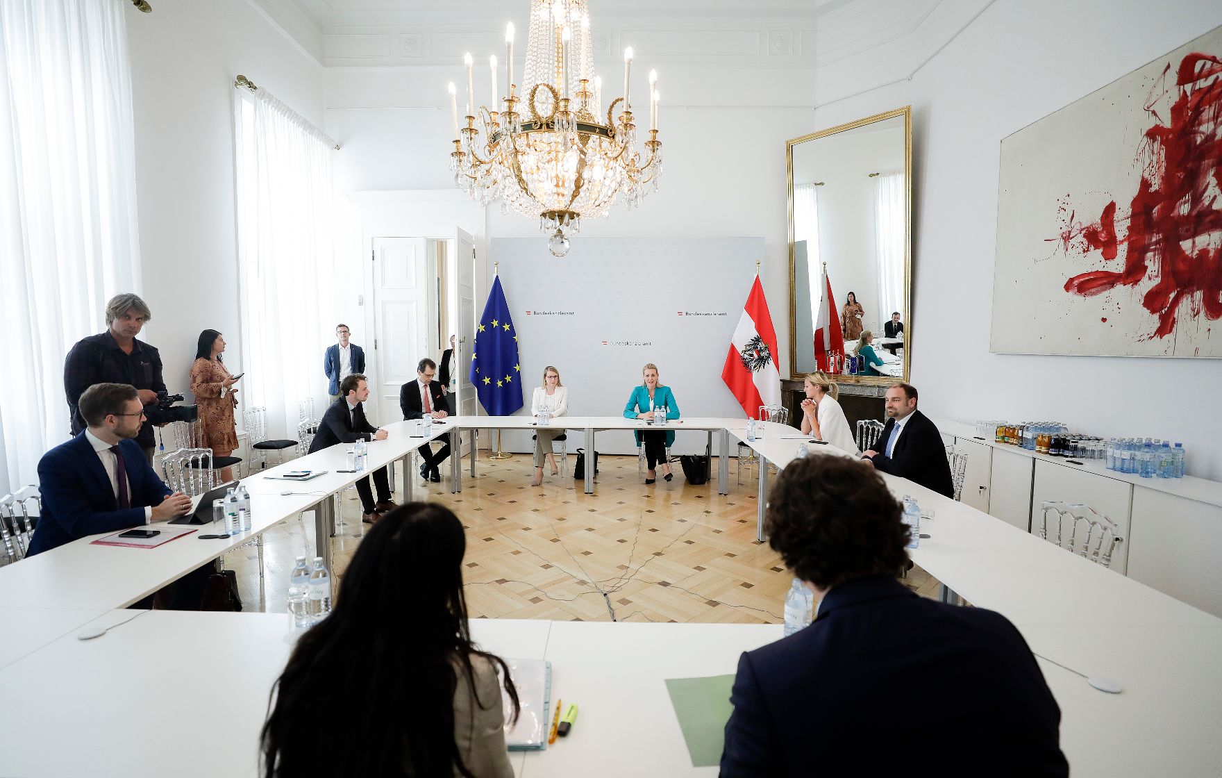 Am 7. Juli 2020 fand das Kick-Off Treffen der Taskforce für Jugendbeschäftigung statt. Im Bild Bundesministerin Christine Aschbacher (r.) und Bundesministerin Magarete Schramböck (l.) bei den Gesprächen.