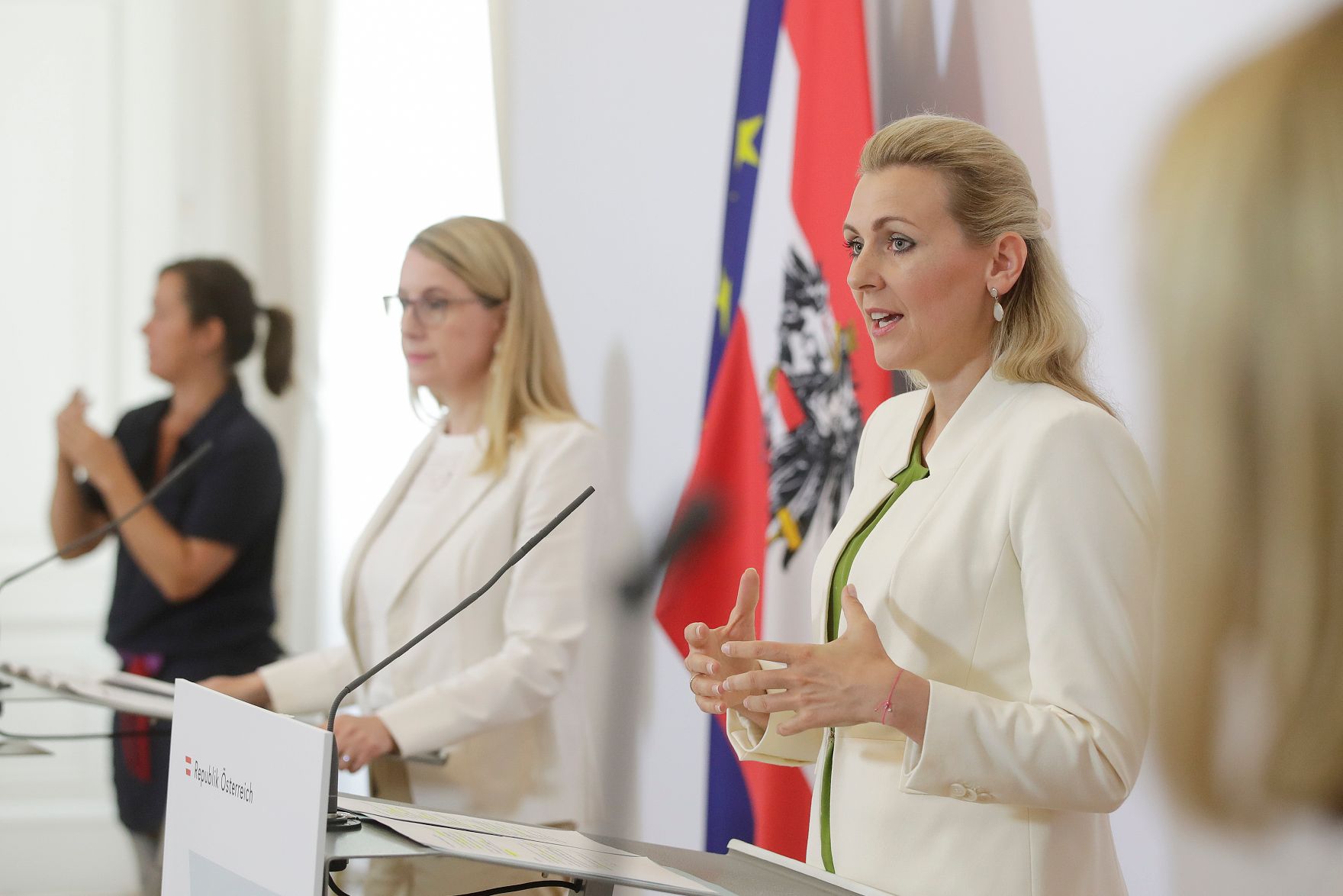 Am 14. Juli 2020 gaben Bundesministerin Christine Aschbacher und Bundesministerin Margarete Schramböck im Bundeskanzleramt ein Pressestatement zu den Maßnahmen gegen die Krise.