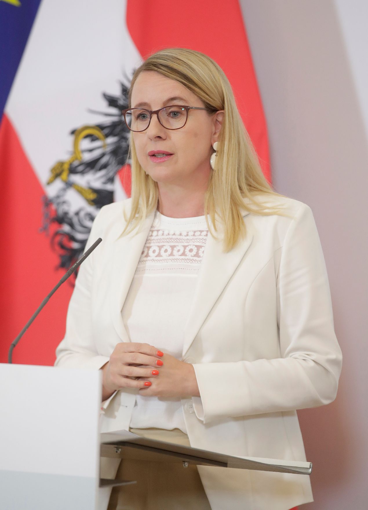 Am 14. Juli 2020 gaben Bundesministerin Christine Aschbacher und Bundesministerin Margarete Schramböck (im Bild) im Bundeskanzleramt ein Pressestatement zu den Maßnahmen gegen die Krise.